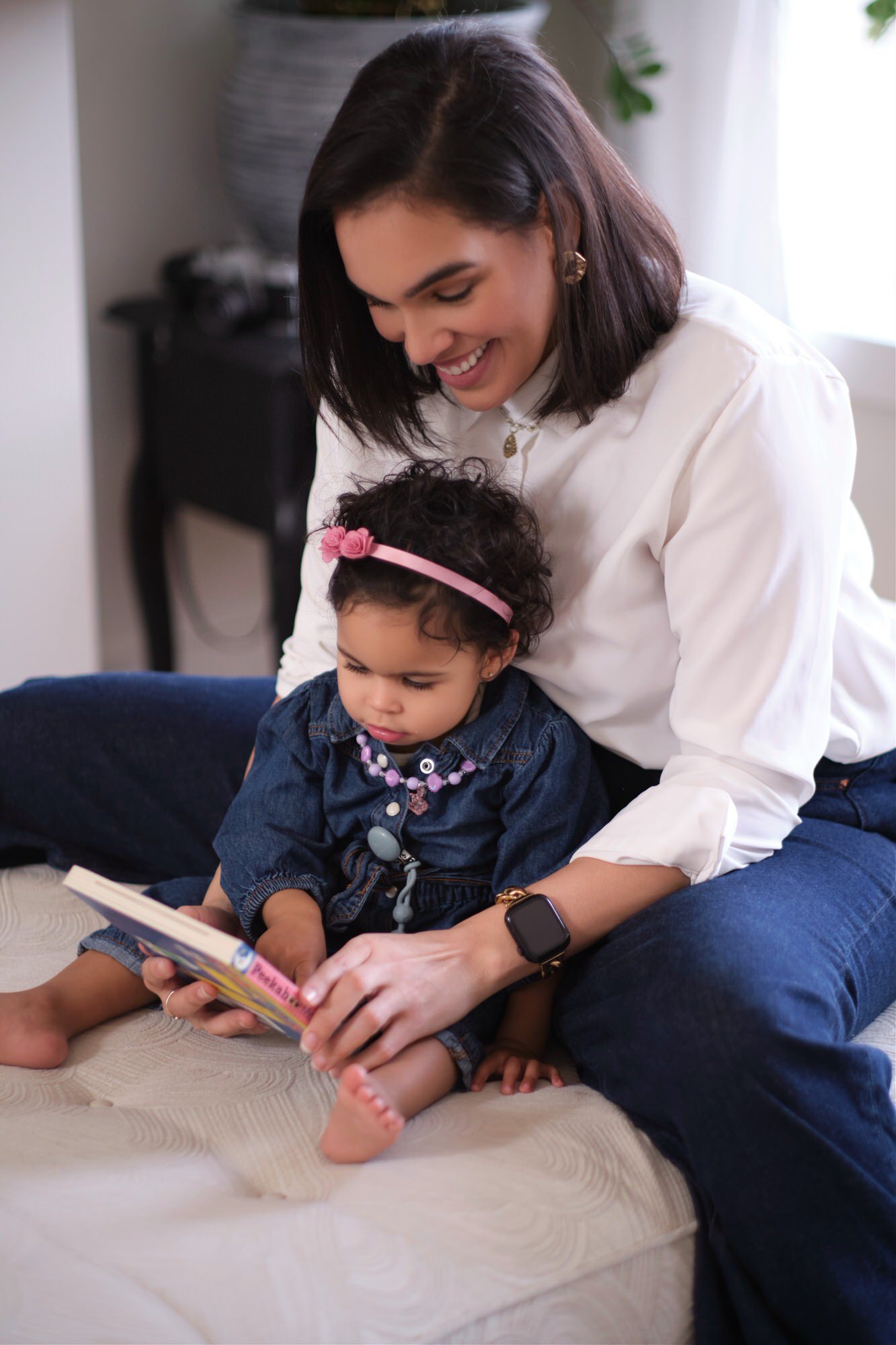 Life Reflections - Dariana Casado reading to her daughter