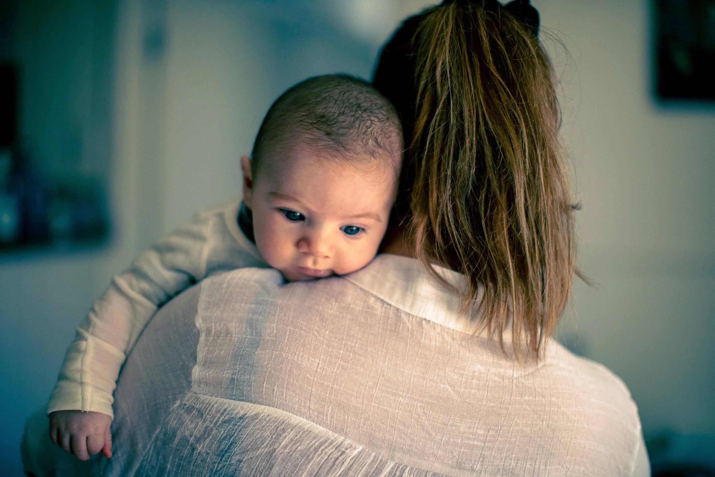 Candid portrait mother and newborn Auckland photographer Simon Shattky