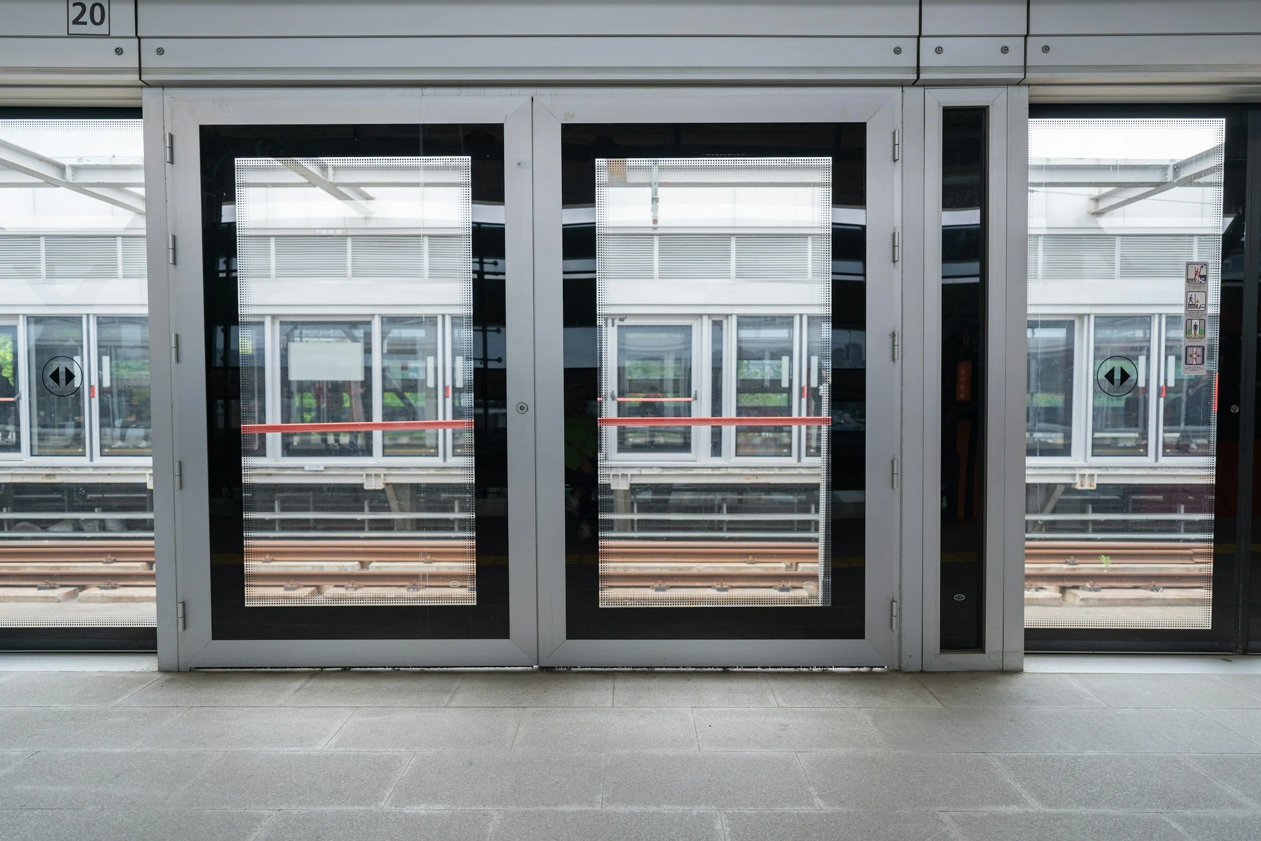 Puertas automáticas de un tren en una estación de ferrocarril.