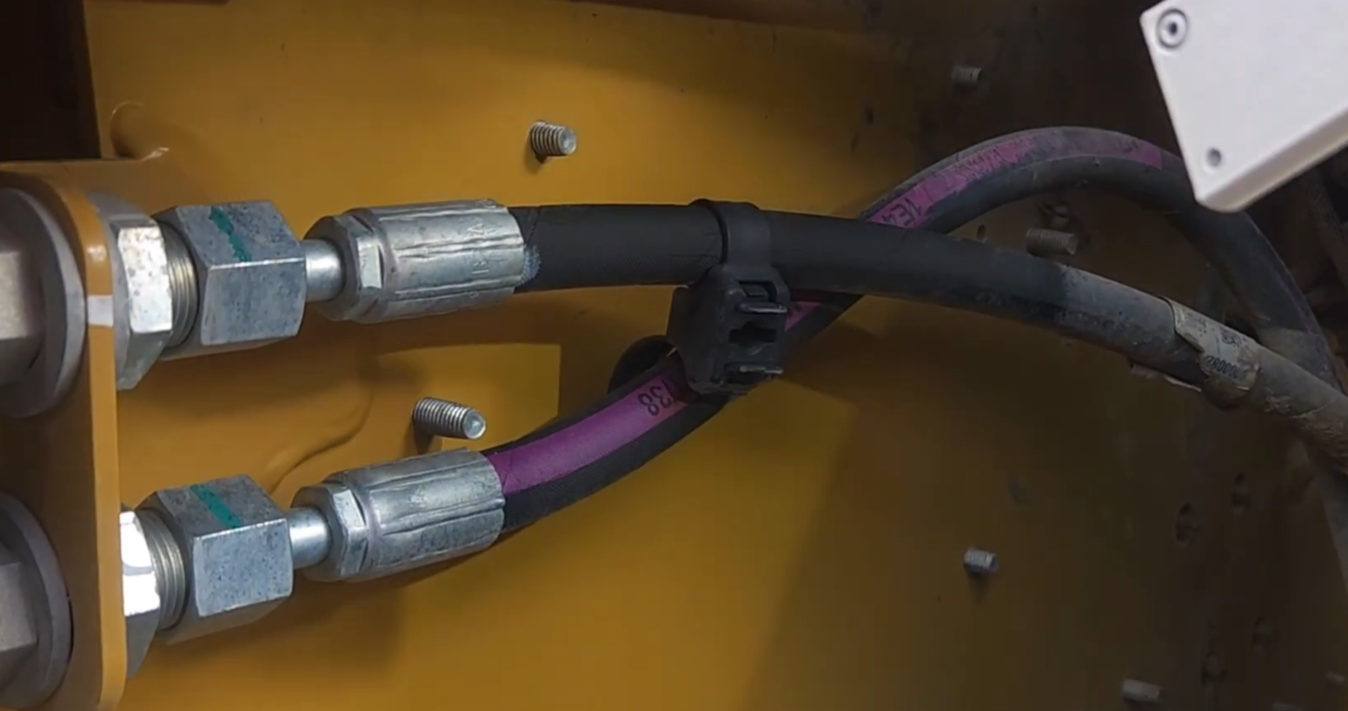 Cleaning hydraulic line with dry ice blasting