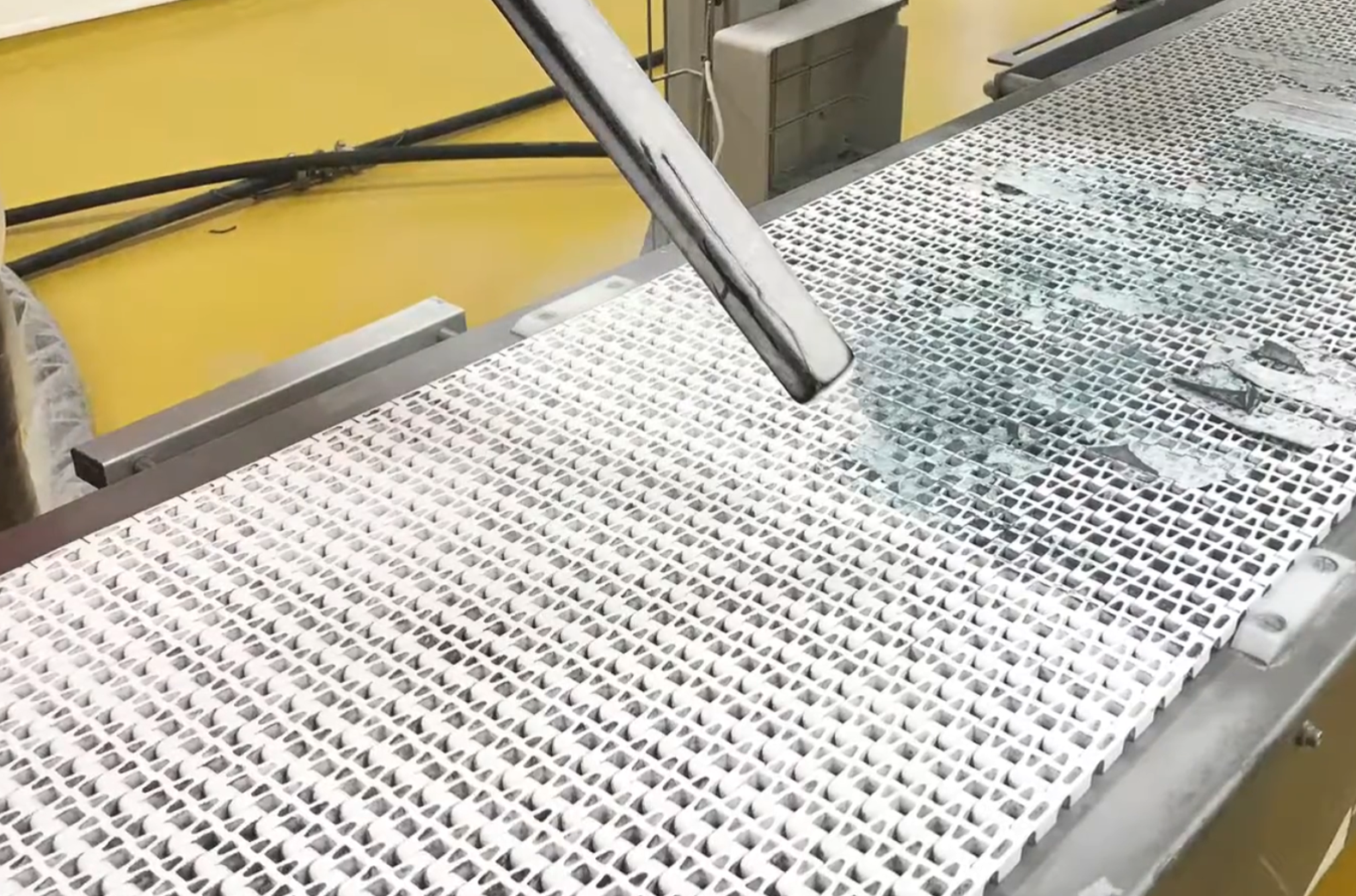 Cleaning plastic food conveyor belt using dry ice cleaning