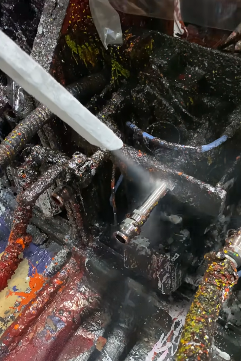 Removing heavy ink deposits from a printing press manifold using dry ice cleaning