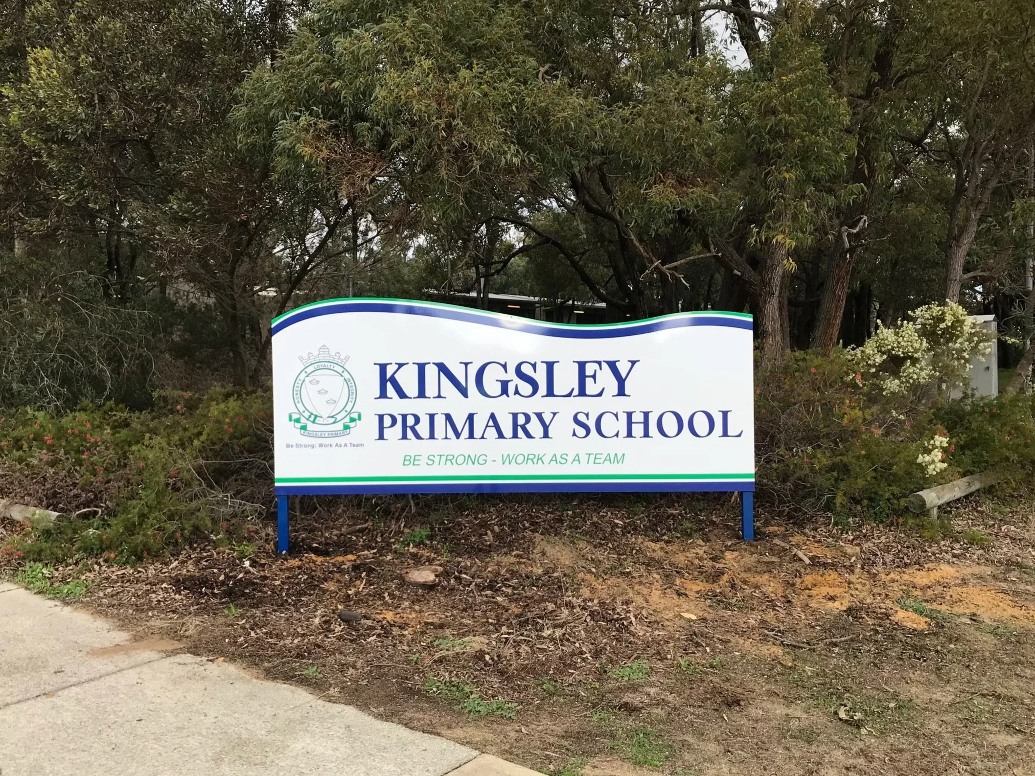 A sign for Kingsley Primary School with a slogan 'Be Strong - Work as a Team'. Fascia Entrance Signage for Educational Facilities