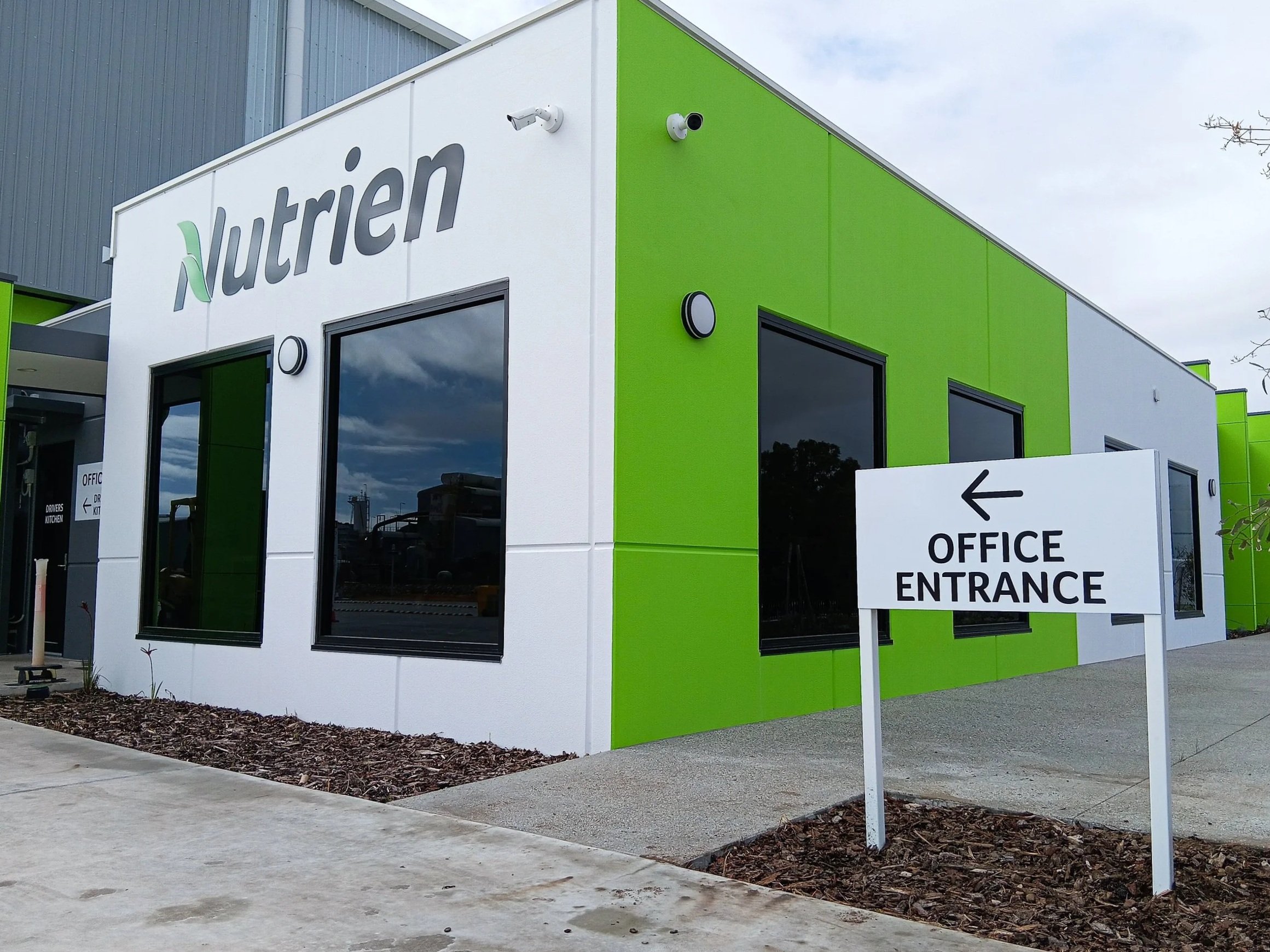 Nutrien Agriculture Building Signage and wayfinding signage in Rockingham, Perth, WA. Rockingham Commercial Signage. South of the River Business Signage. Rockingham Business Signage.