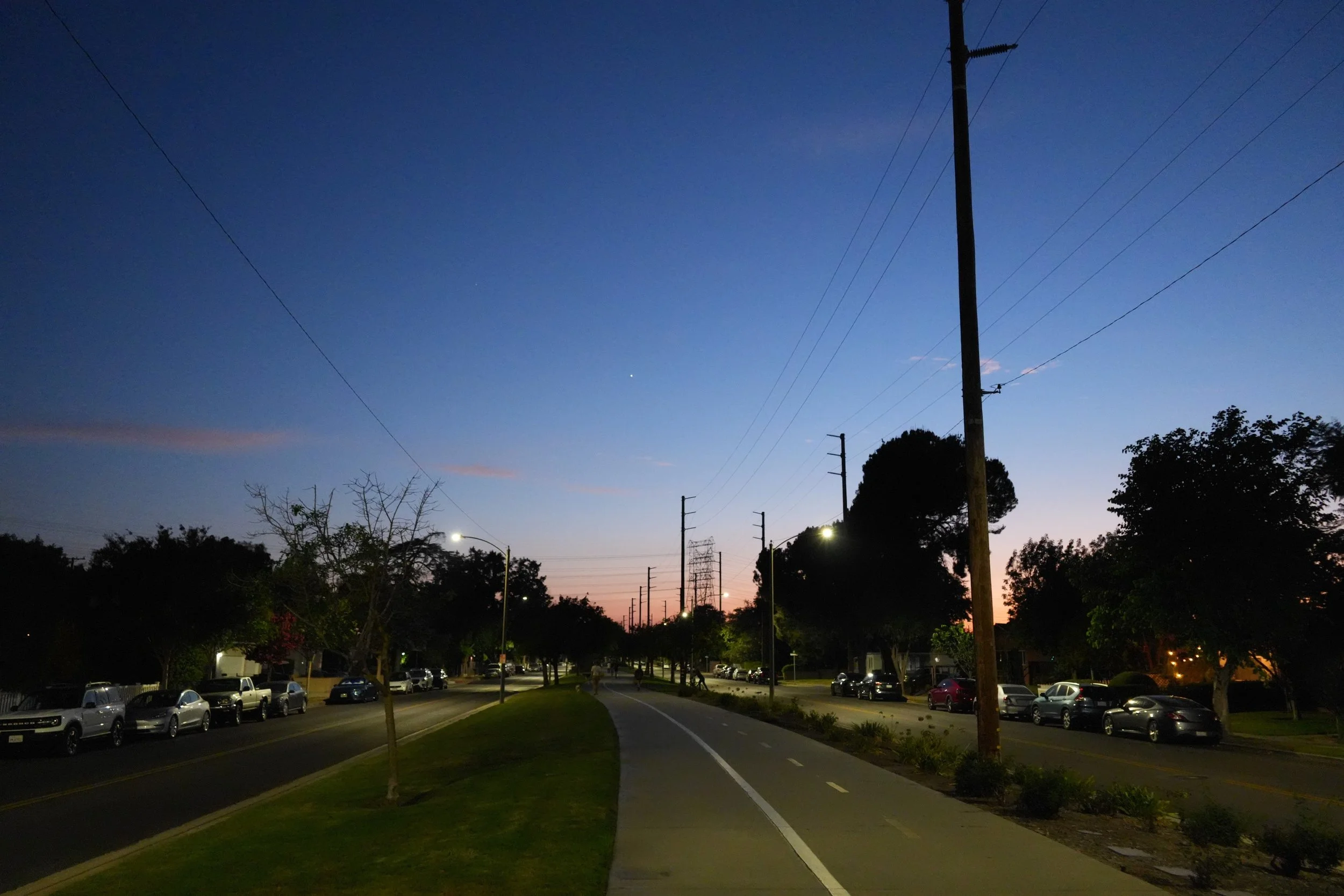Evening Walk in Burbank at Sunset🚶🏻🌅
.
#night #walking #sunset
.
📸 Straight from the camera!
💻 No editing, as-is picture!