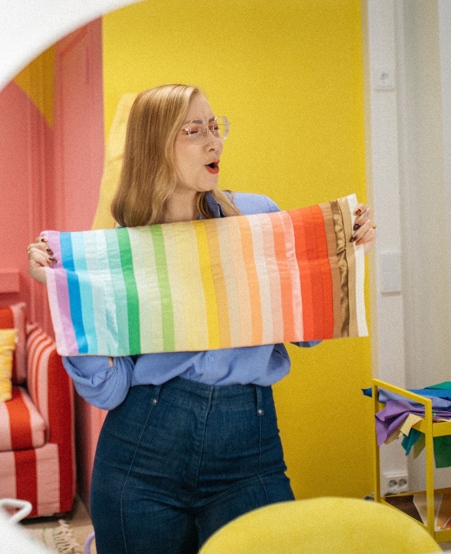 Alakorpi Ida studiollaan kangaspakka käsissään