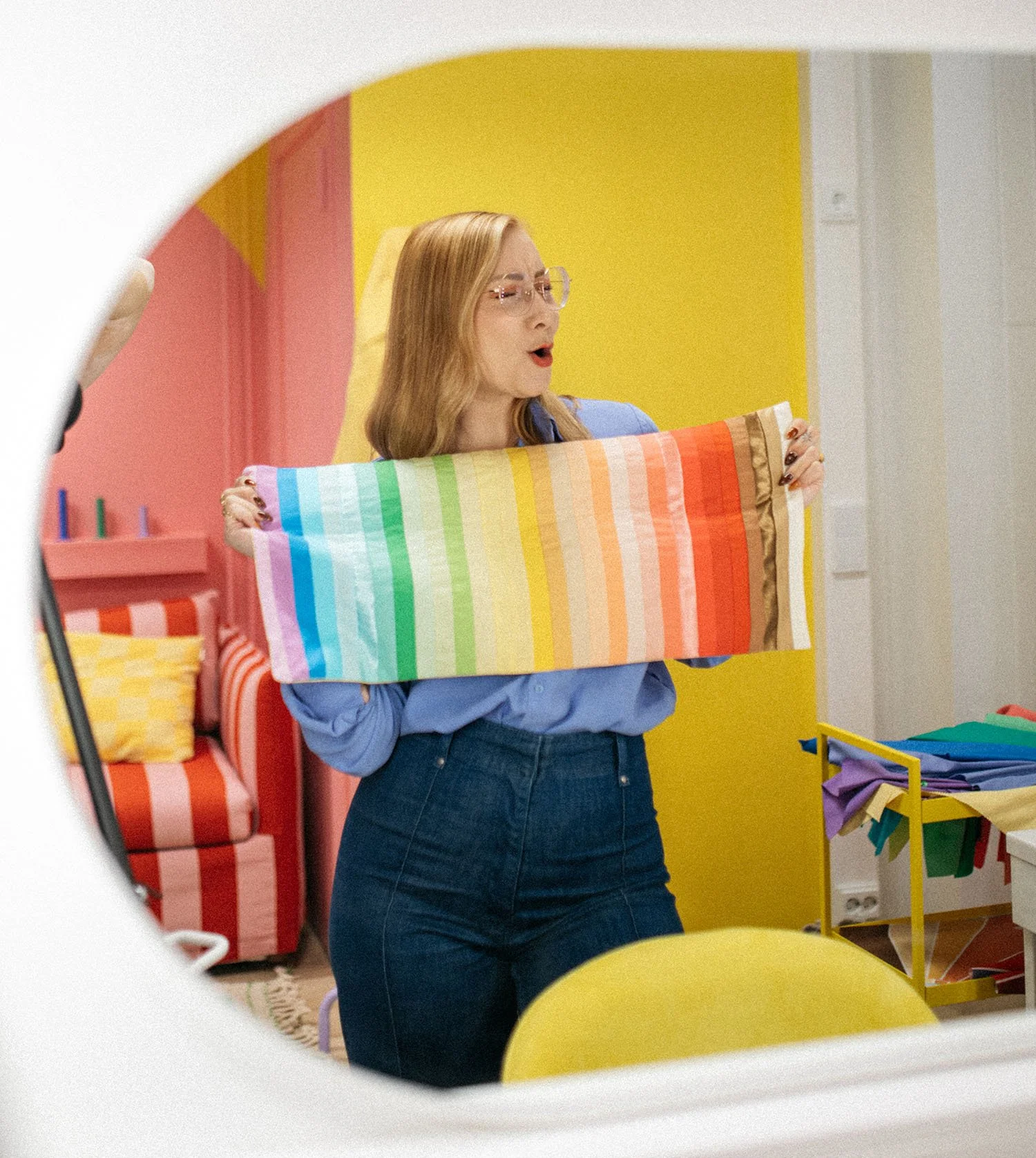 Ida esittelemässä värianalyysiä