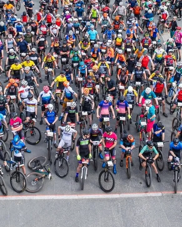 Tahko MTB -kuu, jota jotkut kutsuvat my&ouml;s nimell&auml; kes&auml;kuu, on jo hyv&auml;ss&auml; vauhdissa! PIAN MENN&Auml;&Auml;N (wuhuu)!🤩 Numerolaput l&auml;htee painoon noin viikon p&auml;&auml;st&auml; eli hopi hopi nime&auml; listalle niin sa