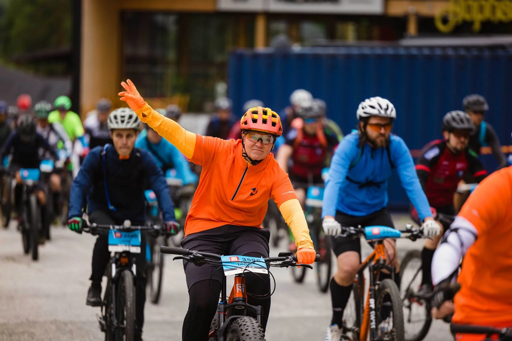 Ryhmä pyöräilijöitä aloittamassa kilpailun.