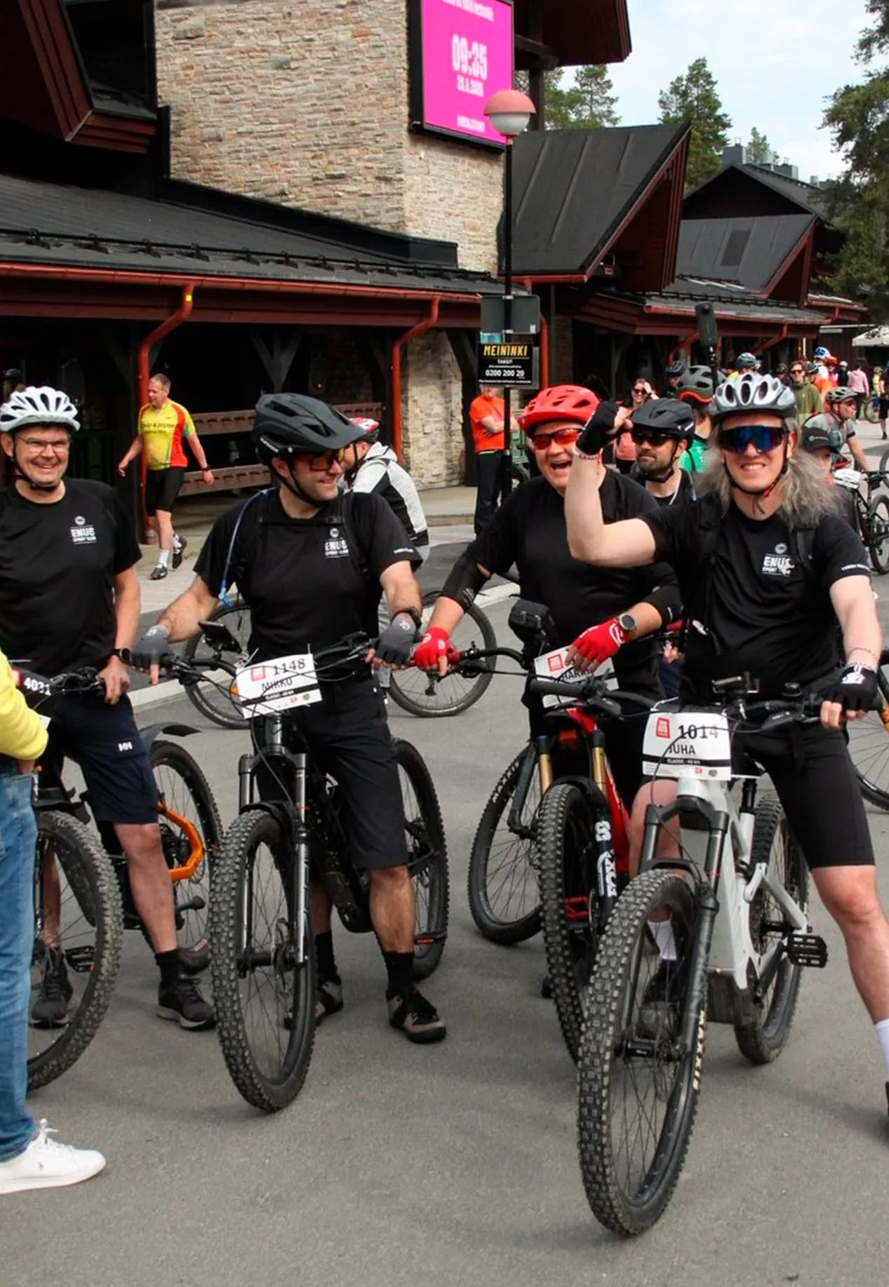 Ryhmä pyöräilijöitä yhdessä pyöräilytapahtumassa, heillä on kypärät ja pyöräilyvaatteet.