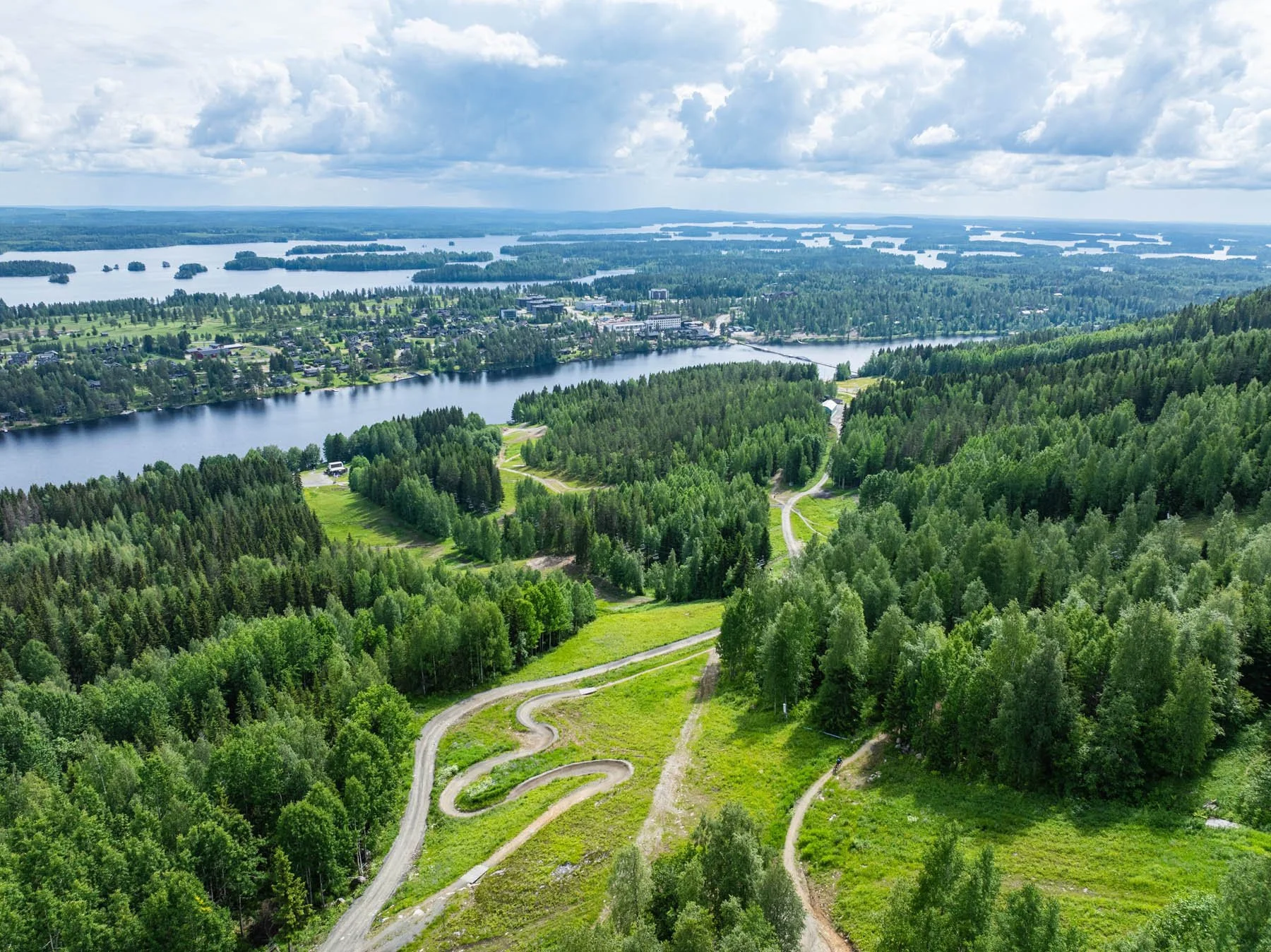 Ilmakuva järvi- ja metsämaisemasta.
