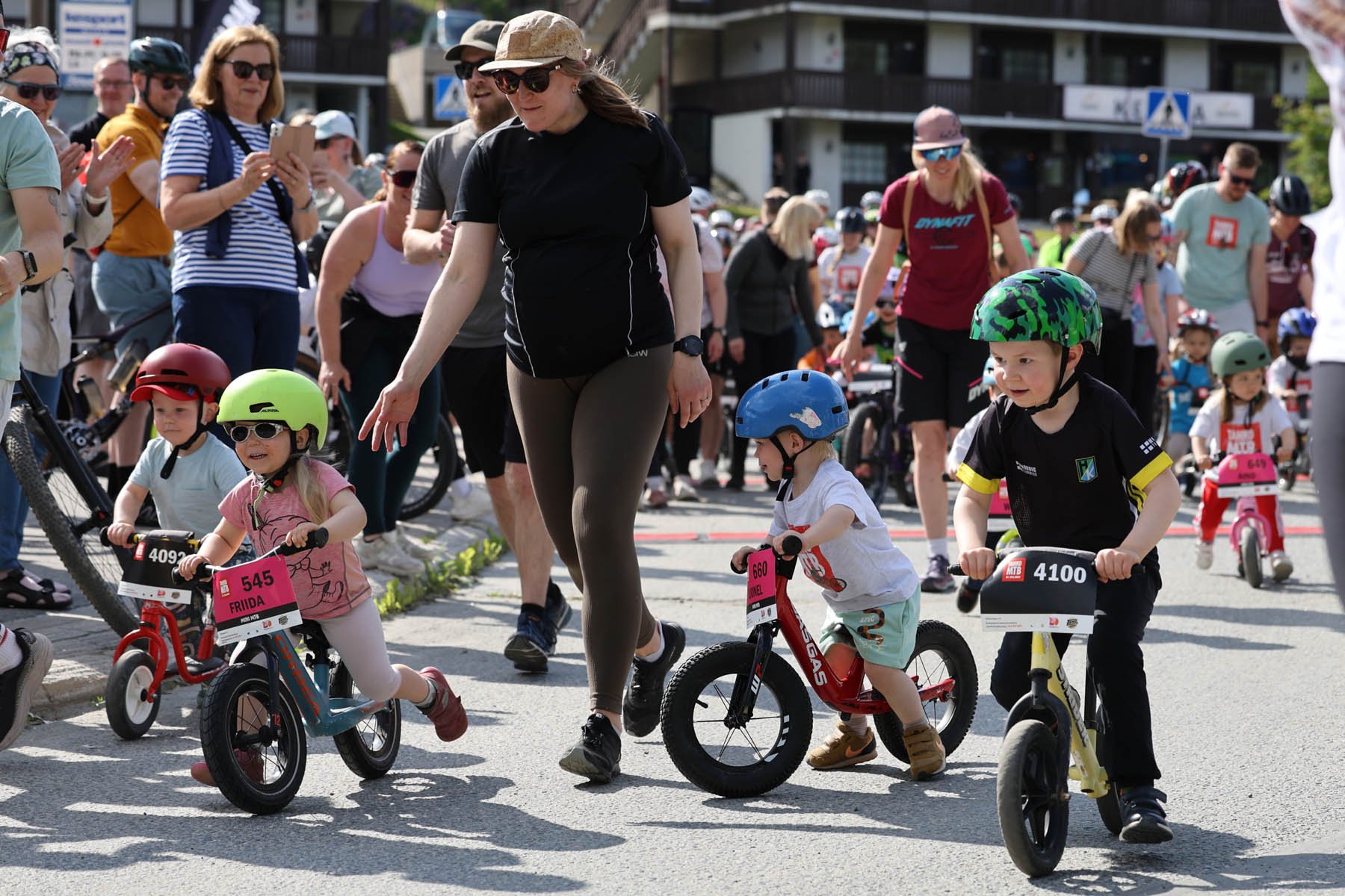 Lapsia ja aikuisia pyöräkilpailussa.
