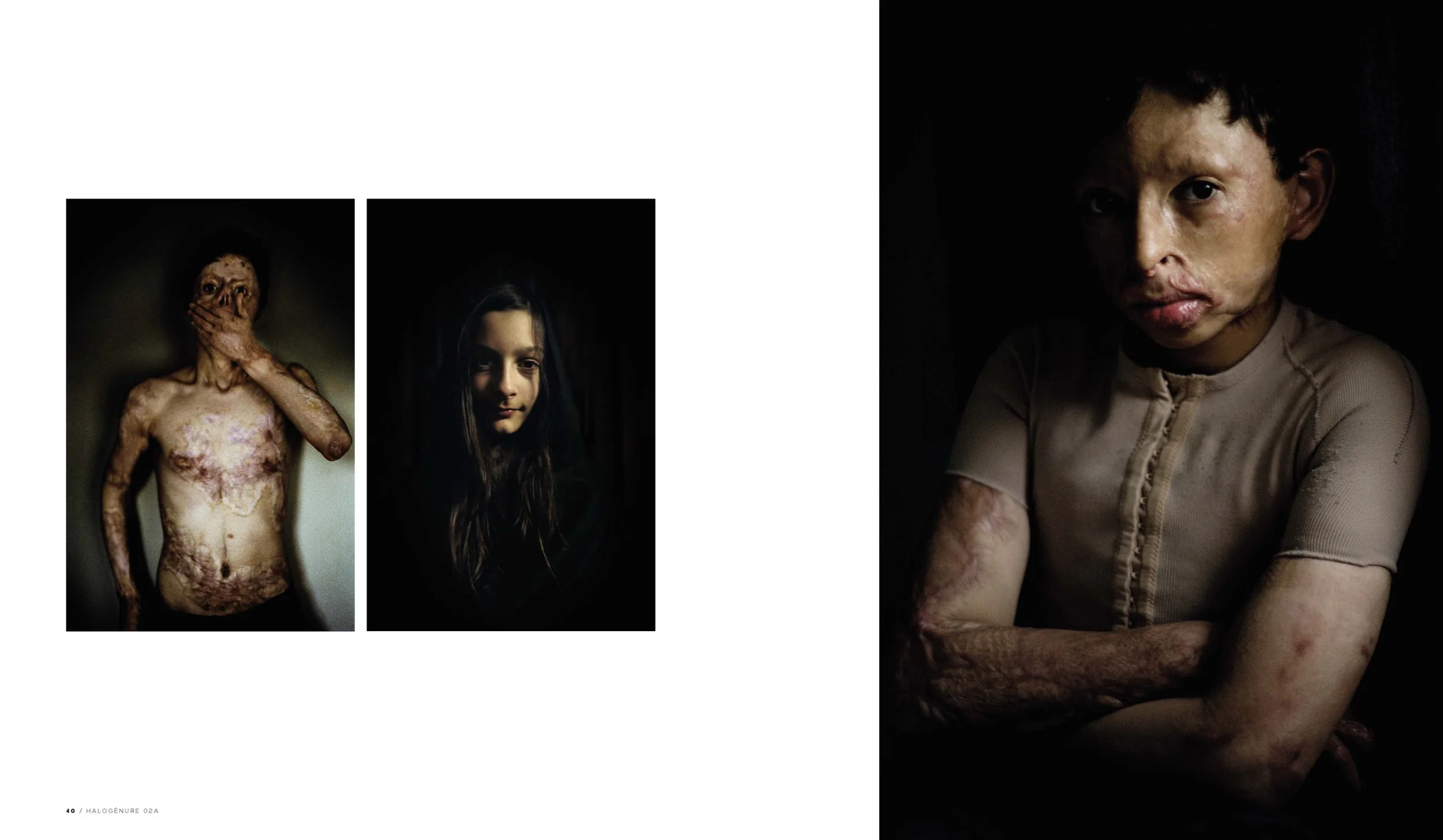 Trois portraits d'individus avec une atmosphère sombre et expressive. Le premier à gauche montre un homme nu avec un visage et un corps déformés, le second est une jeune femme aux cheveux longs portant un vêtement noir, le troisième à droite est un h