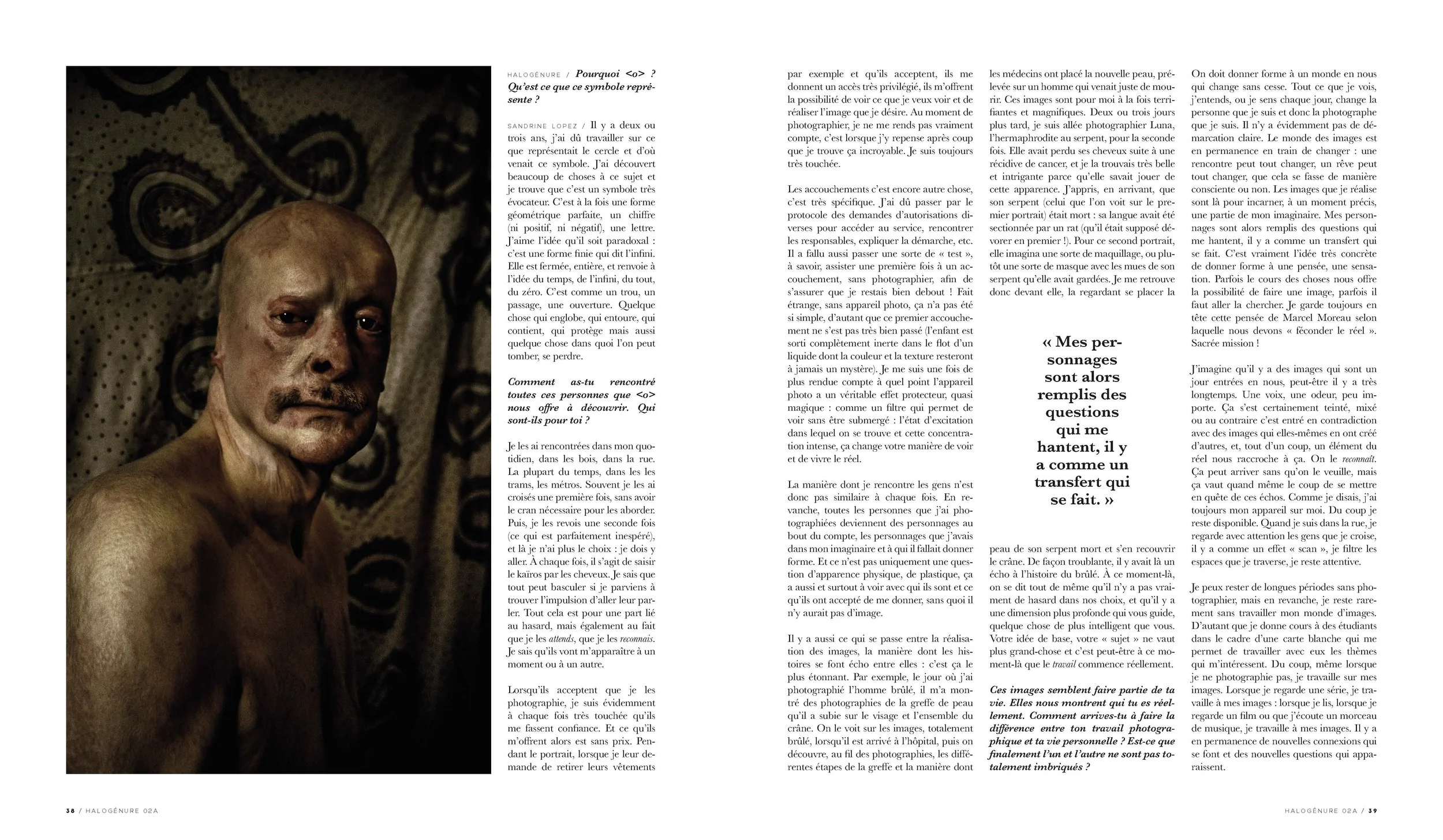 Page de magazine avec une image d'un homme nu, en gros plan, ayant un regard sérieux. Texte en français à côté de l'image, avec un titre en gras.