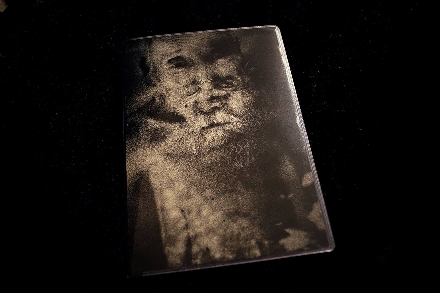 Une cassette en plastique avec une image de deux personnes sur la couverture, une femme et un homme, en noir et blanc.