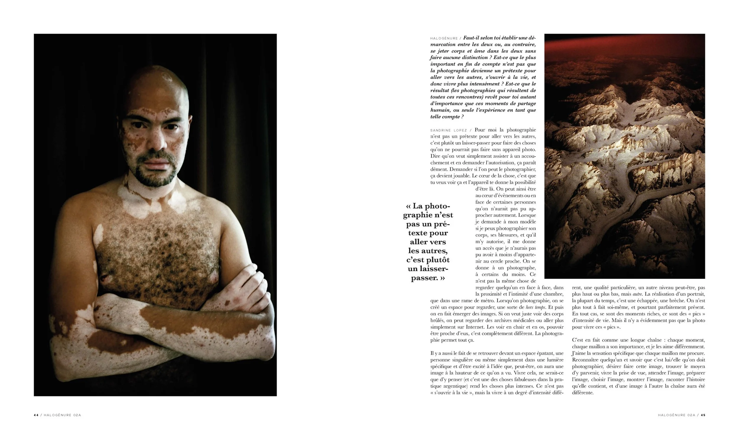 Page d'un magazine avec une photo d'un homme nu, portrait sérieux, fond sombre, à gauche, et du texte à droite.