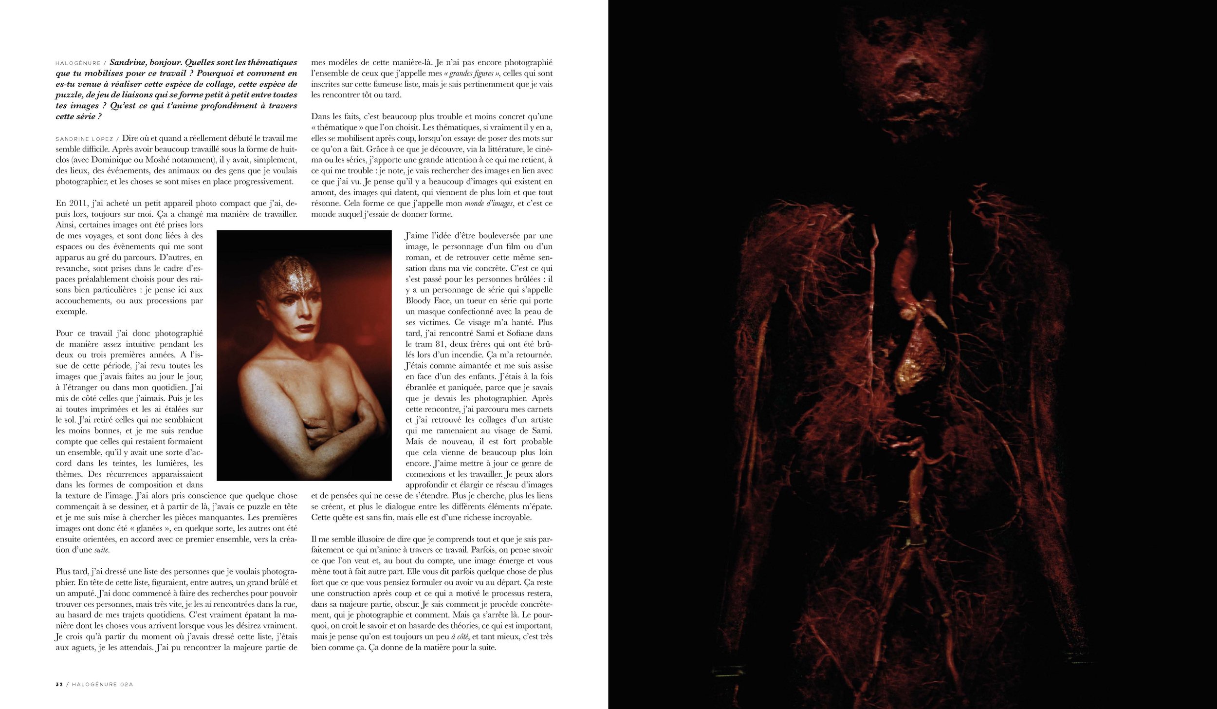Page de magazine avec interview et photo portée d'une femme avec un maquillage sombre, et une image de racines d'arbre rouge foncé sur fond noir