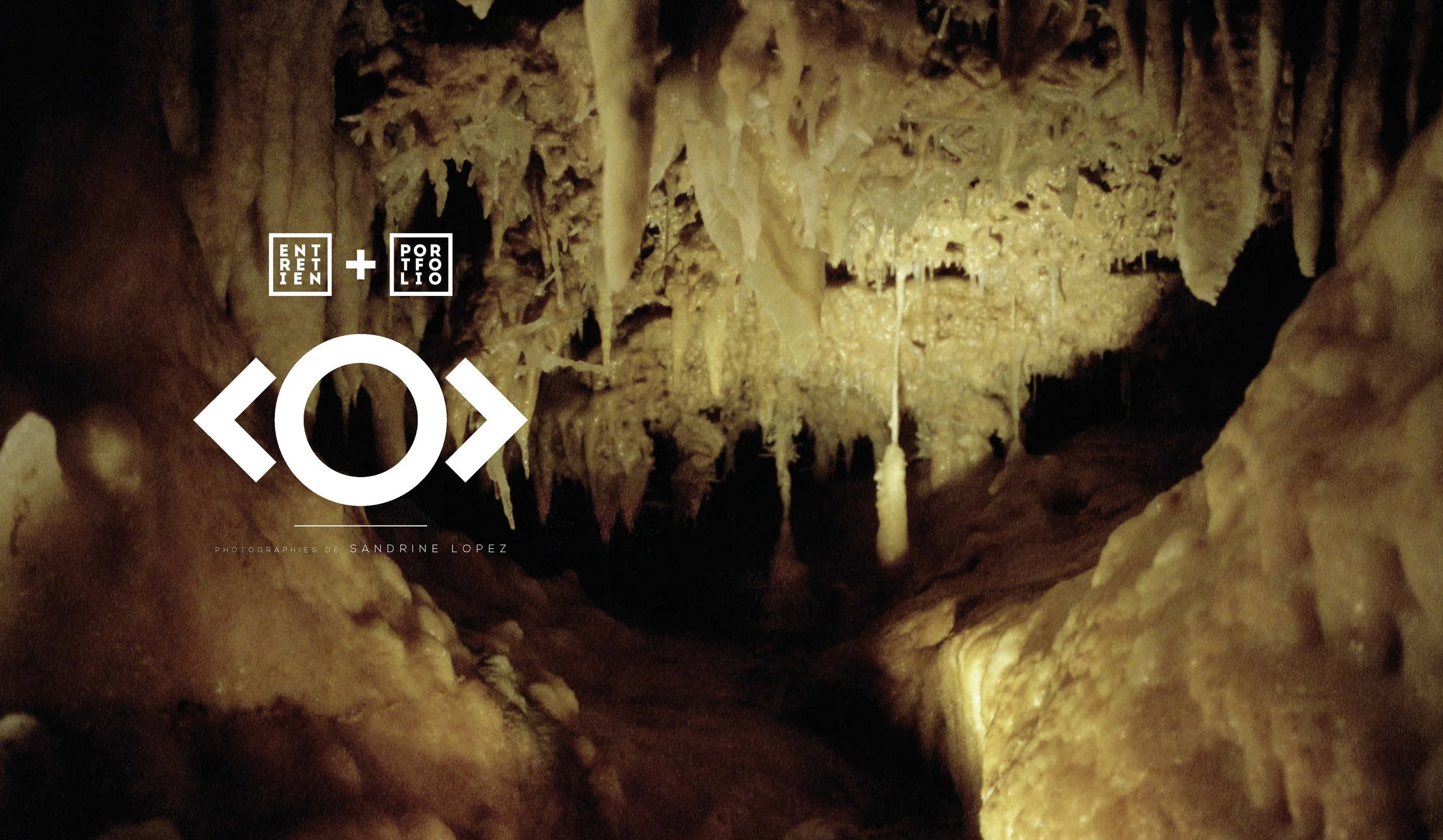 Une grotte avec des stalactites et stalagmites jaunes éclairées avec un texte superposé en français et en anglais.