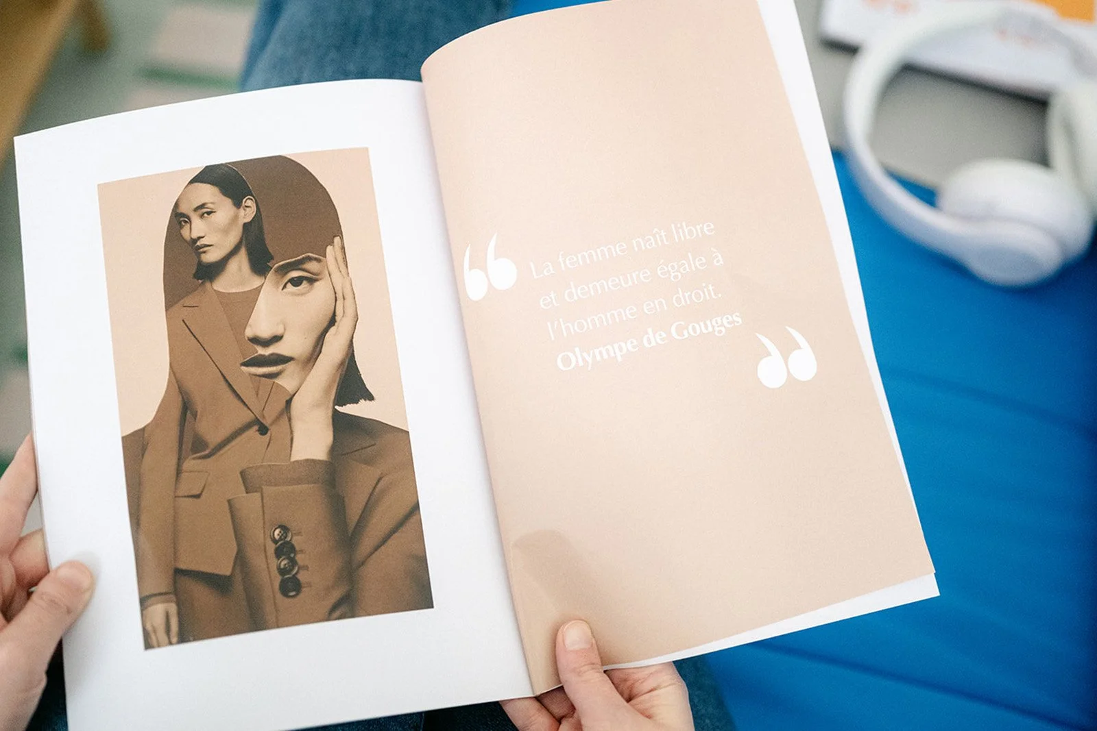 Page d'un livre avec une photo en noir et blanc d'une femme portant un costume, tenant son visage avec une main. La page adjacente contient une citation en français : « La femme naît libre et demeure égale à l'homme en droit. Olympe de Gouges ».