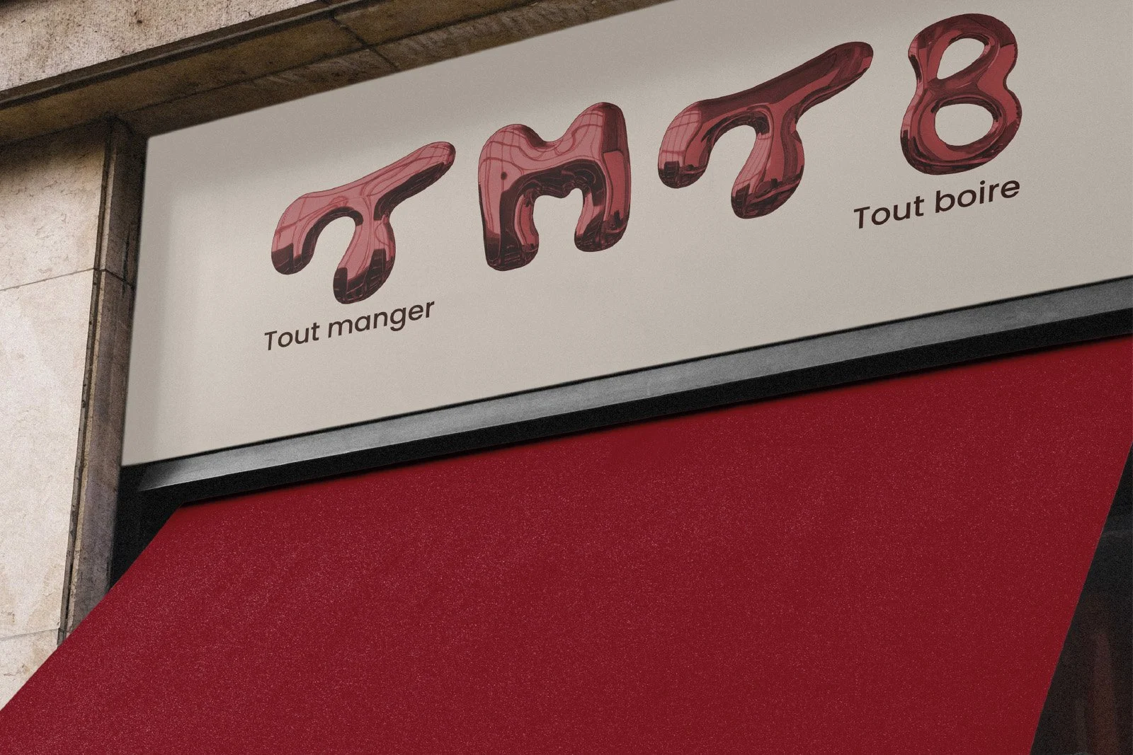 Une enseigne avec le mot 'Tamis' écrit en lettres tridimensionnelles de couleur rouge avec un motif marbré. En dessous, le texte "Tout manger" à gauche et "Tout boire" à droite.