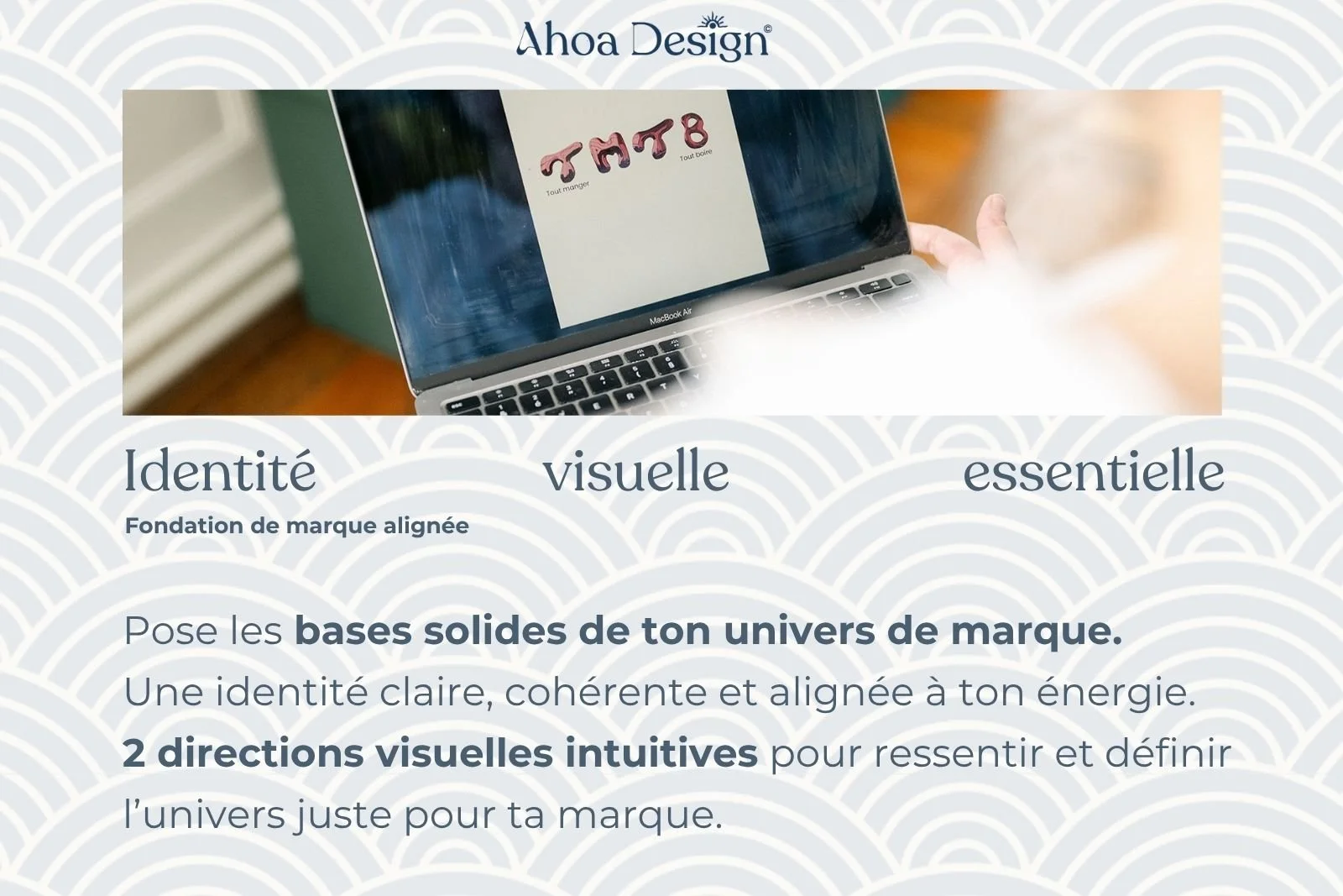 Page web de Ahoa Design présentant des conseils sur l'identité visuelle de marque, avec un slogan sur l'importance des bases solides, une image d'un ordinateur portable avec un design graphique, et un fond aux motifs d'arcades.