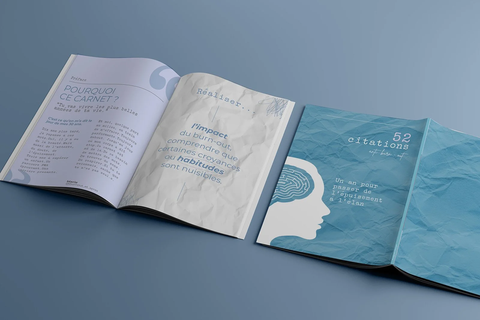 Trois brochures ouverts posés sur une surface bleue. La première parle de citations inspirantes, la deuxième de l'impact du burn-out, la troisième propose des conseils pour passer l'épuisement et le stress.