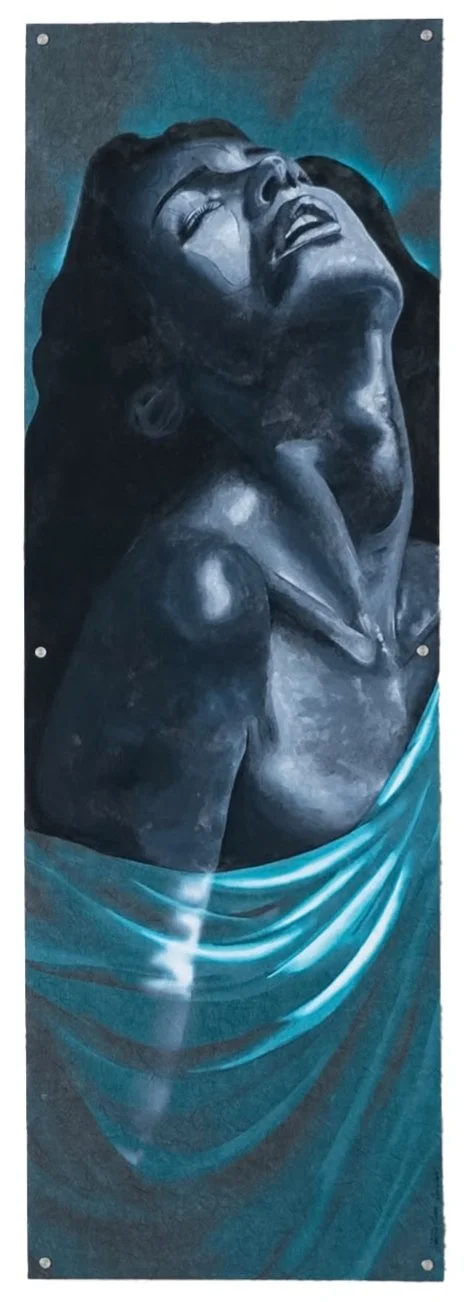 Raffigura una donna con un'espressione di estasi o dolore, avvolta in un drappo azzurro, con uno sfondo scuro e un alone di luce blu intorno.