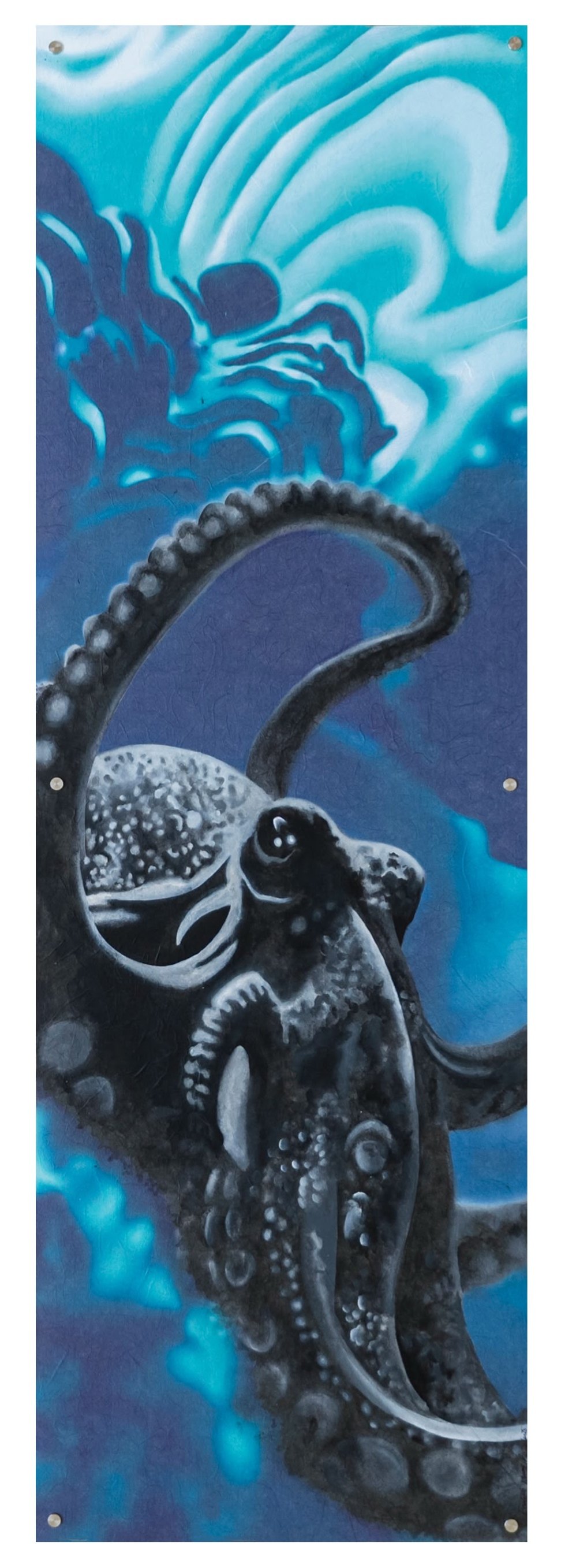 Dipinto raffigurante un calamaro di colore nero e bianco con sfondo blu e azzurro, con elementi astratti che ricordano il mare e le profondità oceaniche.