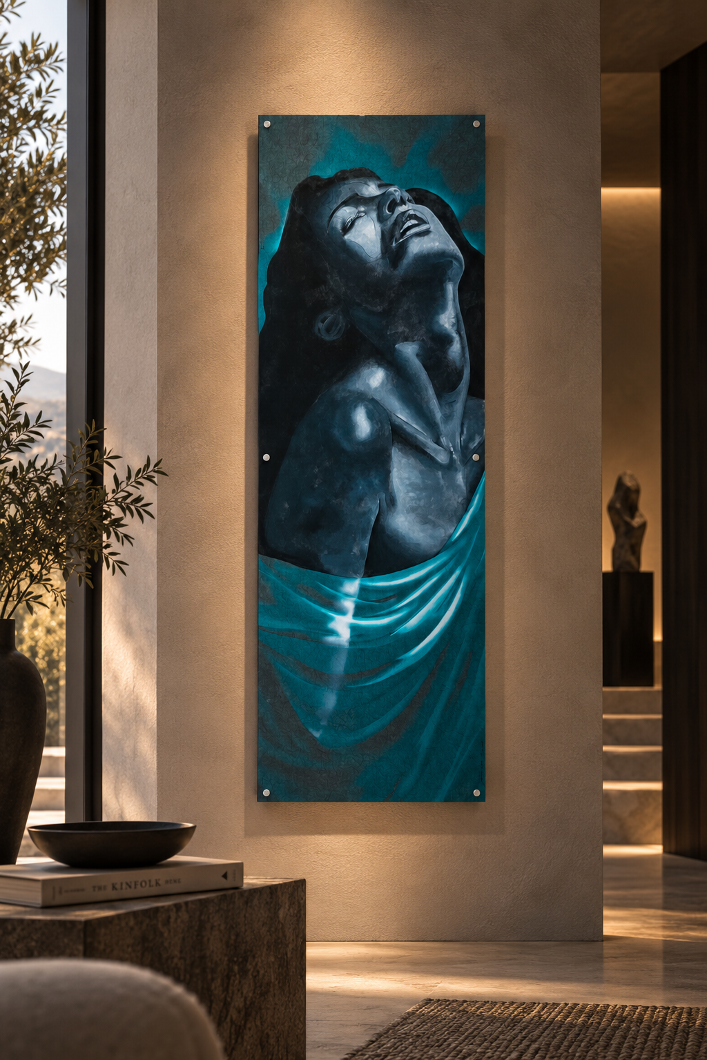 Dipinto di una donna con testa reclinata e occhi chiusi, con sfondo blu e drappeggio in tessuto sulla parte inferiore, appeso al muro in una stanza moderna.