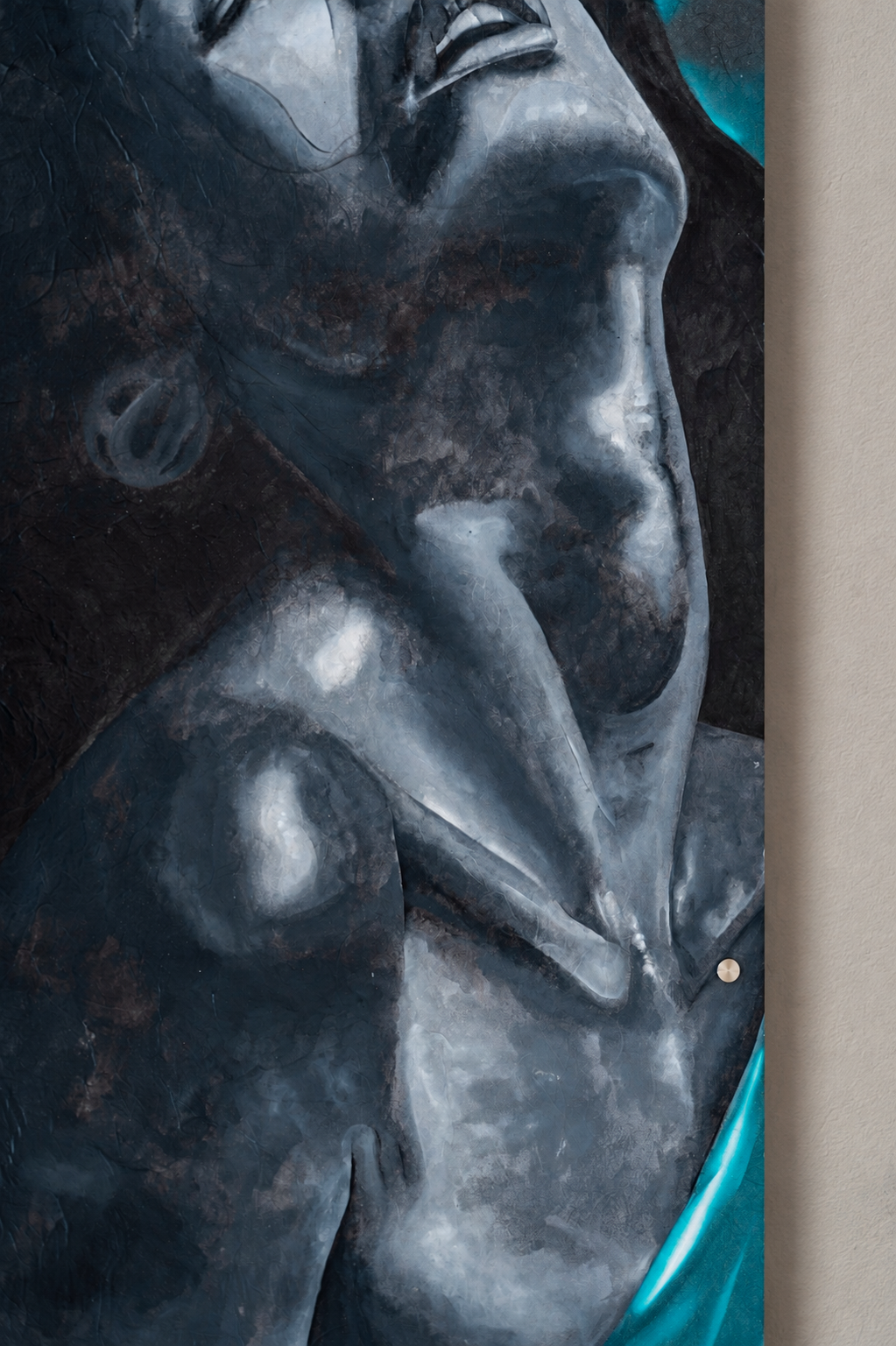 Dettaglio di un dipinto che raffigura due volti umani, uno più vicino all'osservatore e l'altro parzialmente visibile, con tonalità di grigio, nero e blu.