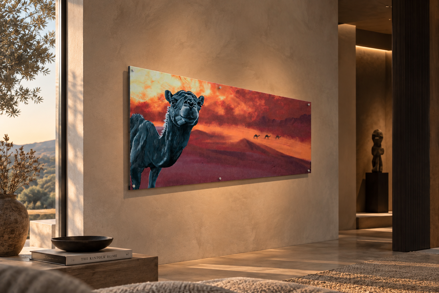 Un dipinto di un cammello blu con uno sfondo di tramonto rosso e arancione, con sagome di tre cammelli ai lontani.