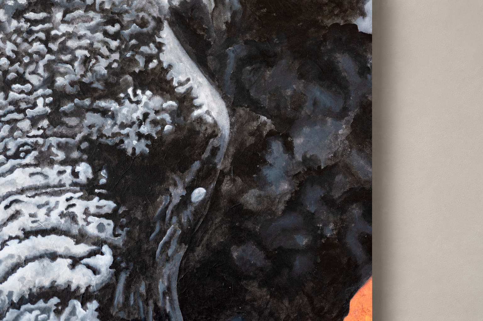 Particolare di un dipinto astratto con toni scuri e texture complesse.