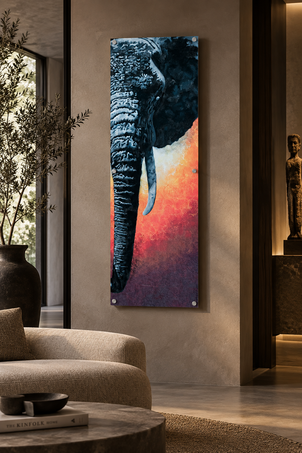 Dipinto astratto di un elefante blu con sfondo colorato, appeso su una parete in un soggiorno moderno.