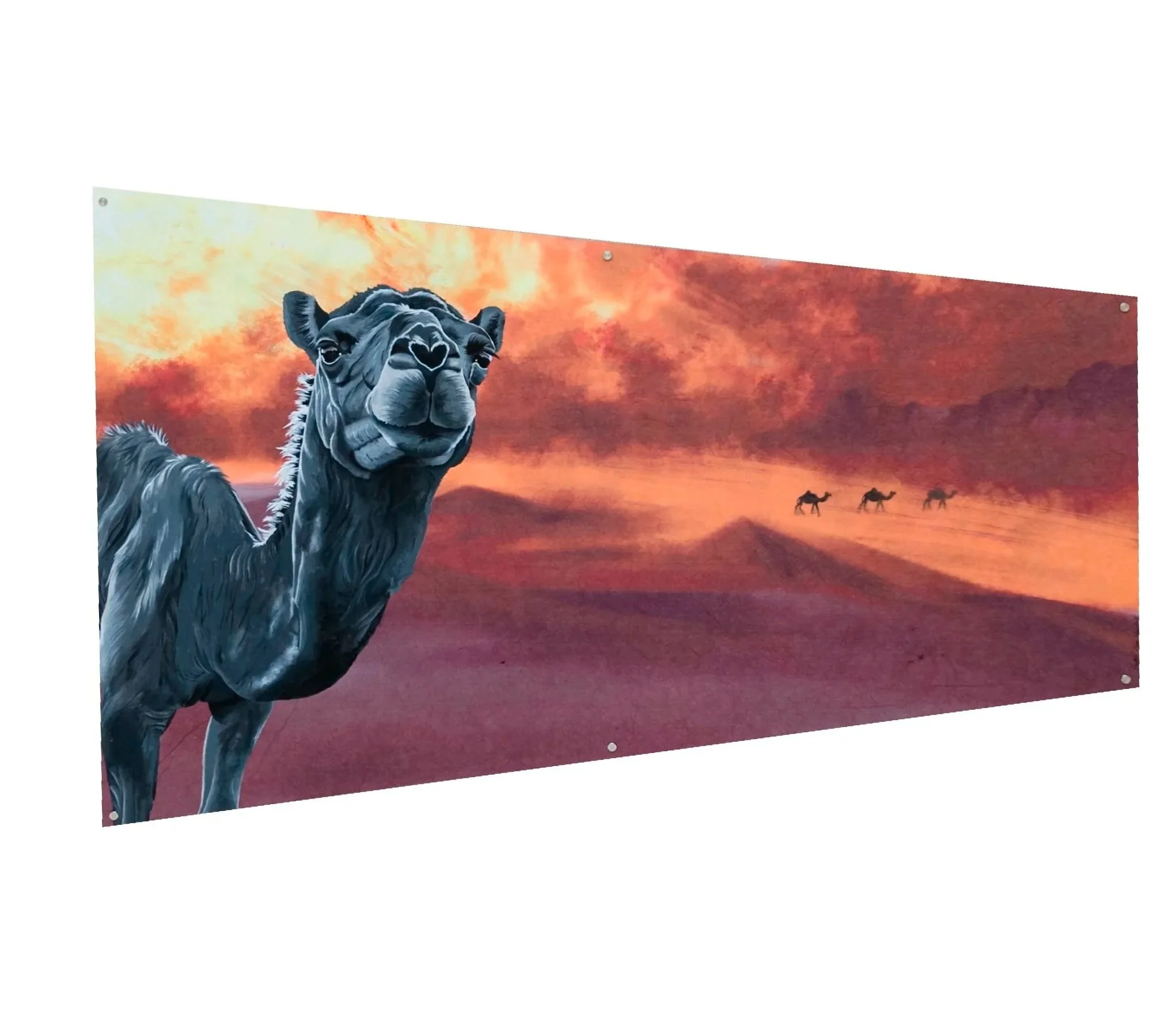 Una grande pittura raffigurante un cammello in primo piano con un cielo al tramonto arancione e rosso sullo sfondo, e tre cammelli che camminano all'orizzonte.