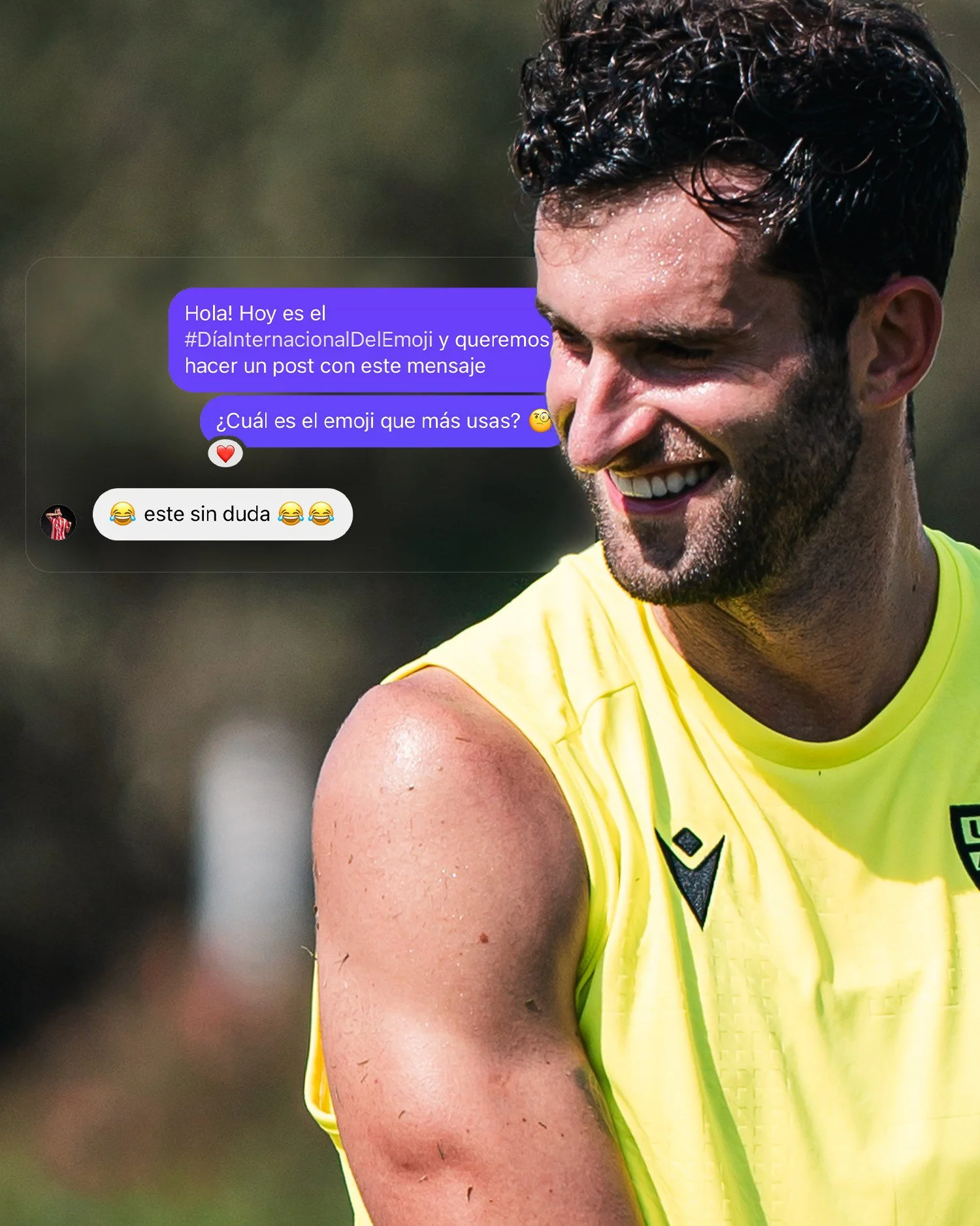 Un jugador de la UD Almería sonriendo para un trend de redes sociales
