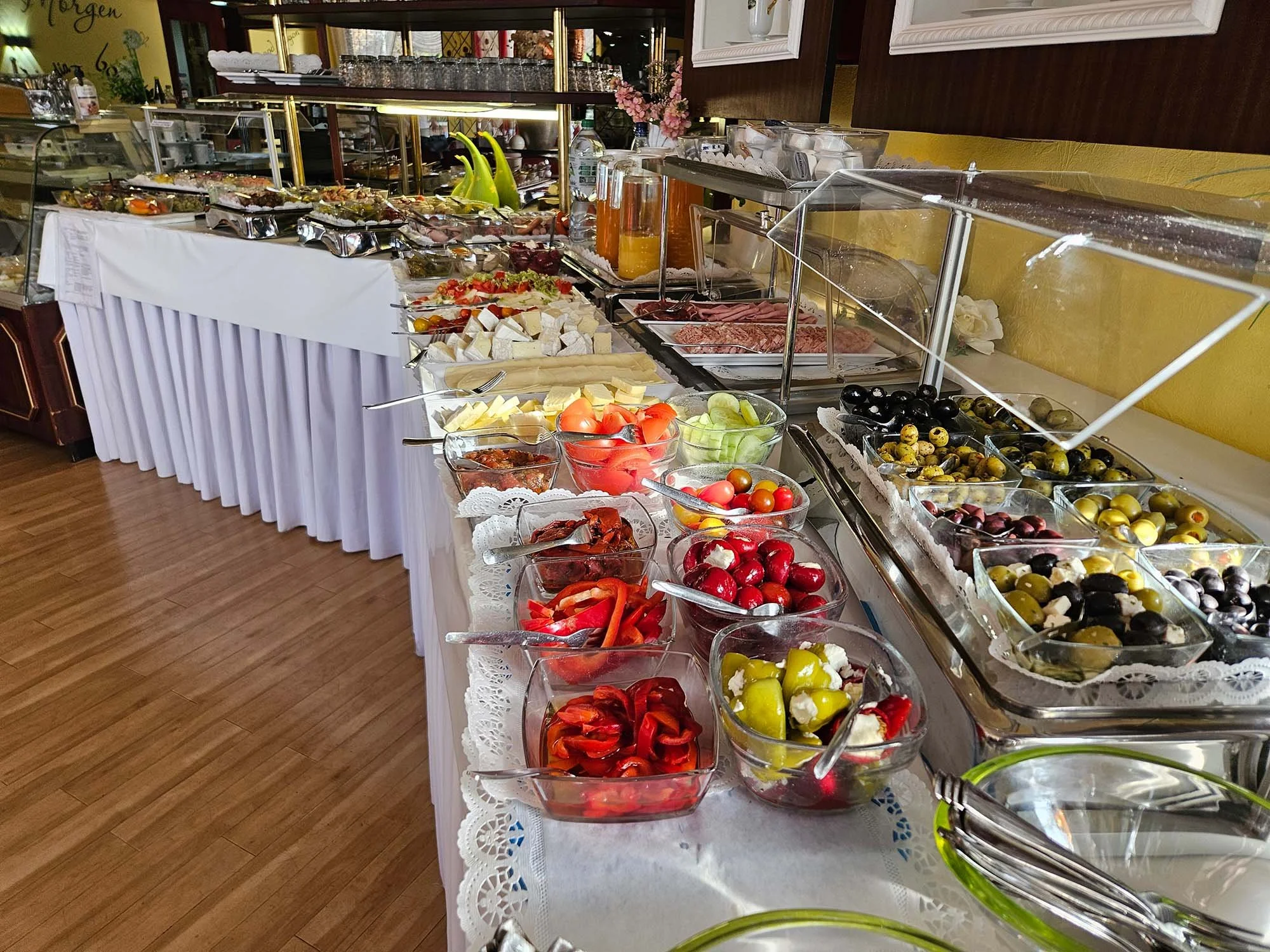 Üppiges Frühstücksbüfett mit verschiedenen kalten Speisen, Käse, Wurst, Oliven, Tomaten, Gemüse und Obst, im Themenhotel in Bad Münder