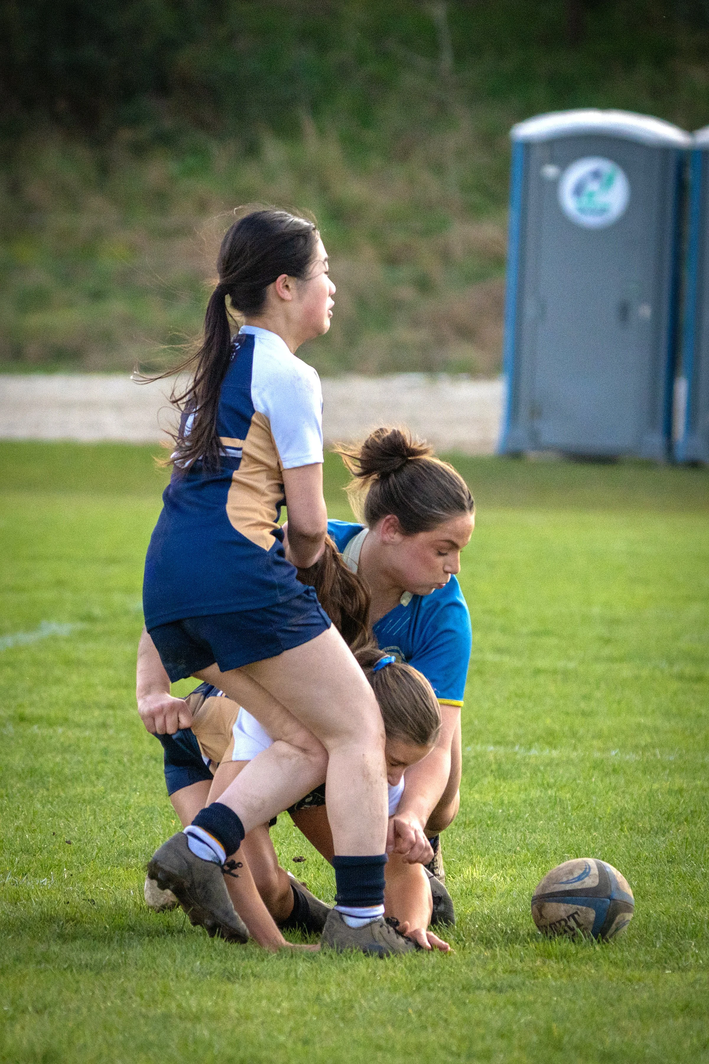 A rugby lineout formation with players lifting their teammate to catch the rugby ball.