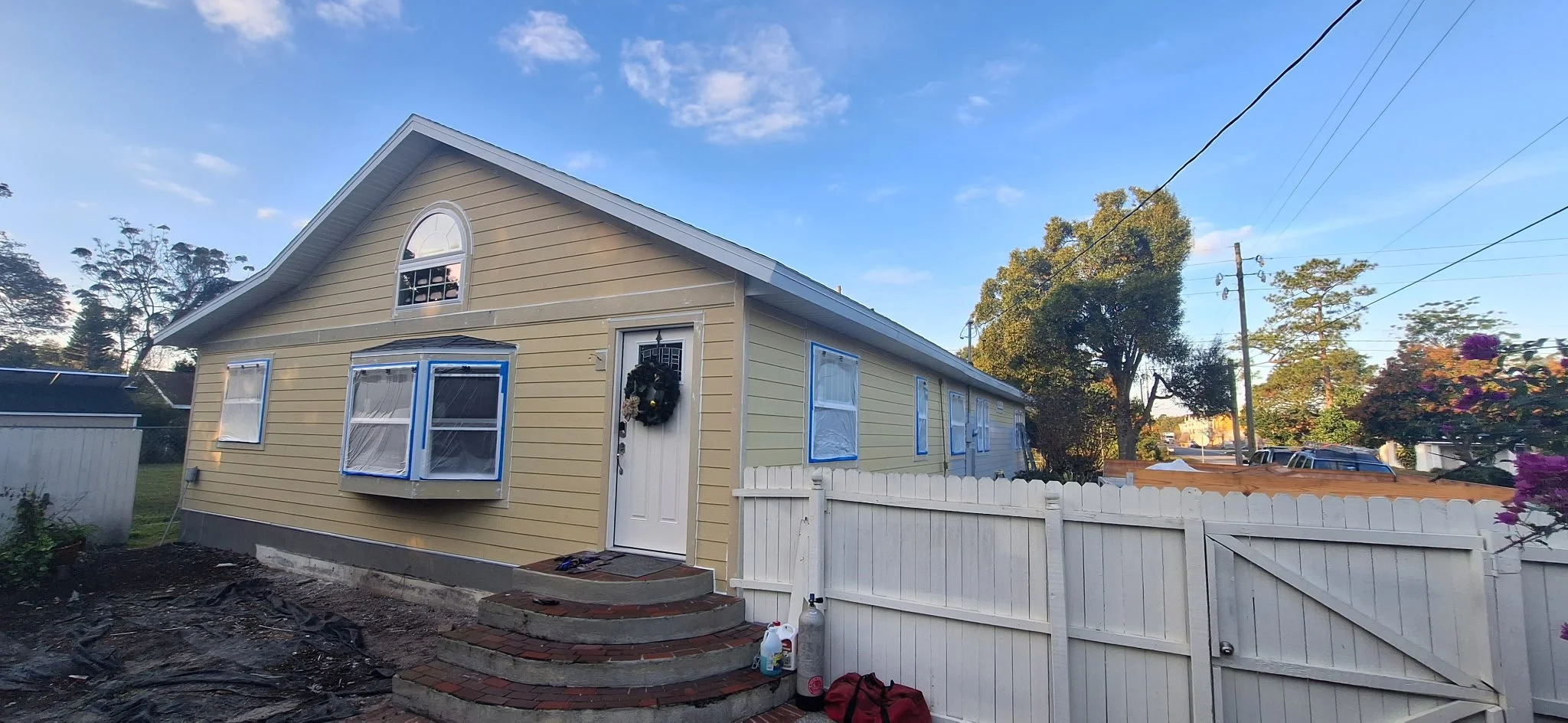 This image shows the front exterior of a home in Orlando, FL before painting, highlighting the importance of proper preparation and professional exterior painting services. Our Orlando house painters carefully prep surfaces to ensure a flawless finis