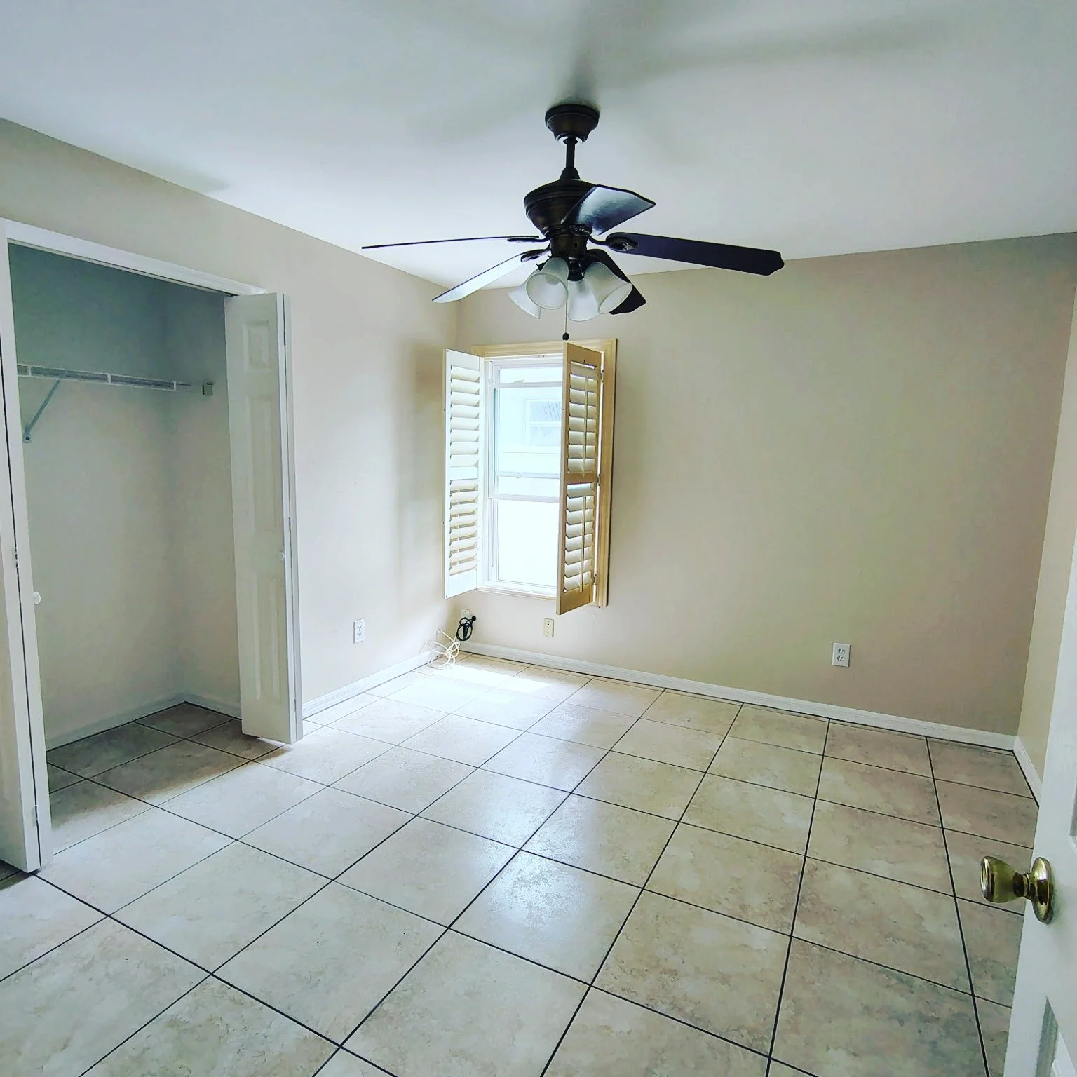 The difference between a repainted home and a restored home always comes down to preparation.

This Ocoee interior project started with smoke damage, outdated wall colors, and surfaces that had absorbed years of wear throughout the home. After detail
