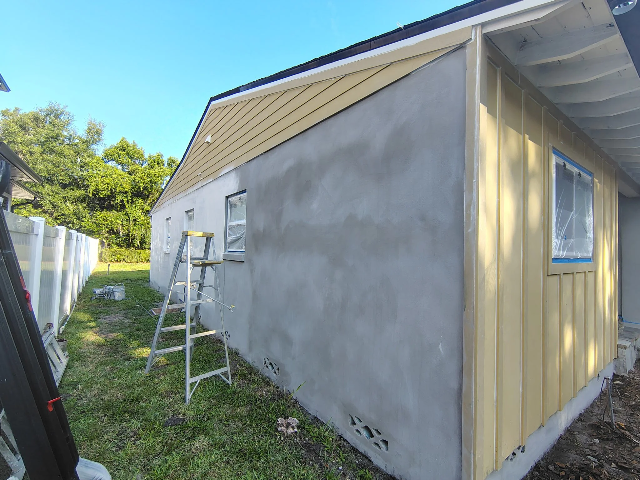 This side wall photo highlights the mix of Hardie board siding and stucco on a Winter Park, FL exterior painting project. Coats of Quality Painting is preparing and coating the surfaces with Sherwin-Williams exterior paint for a fresh, updated, Flori