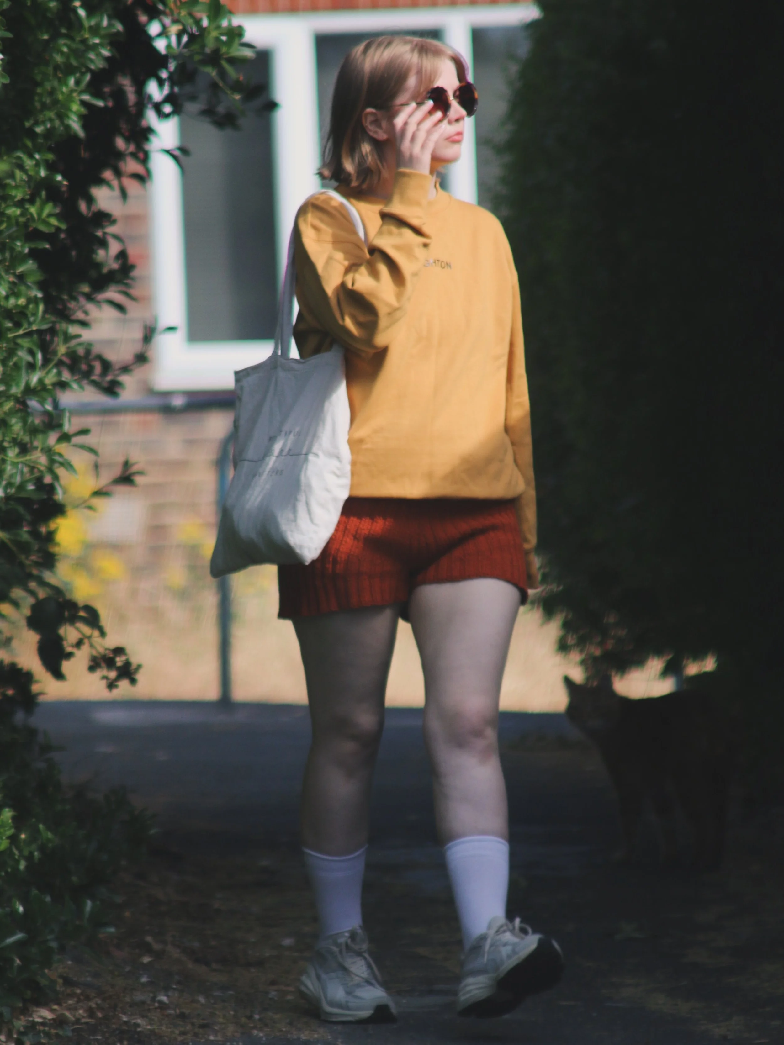 Me, my fausta shorts and my @beautifulknitters bag getting caught by the paparazzi 📸 

@arts._.with._.ben being the paparazzi 😜