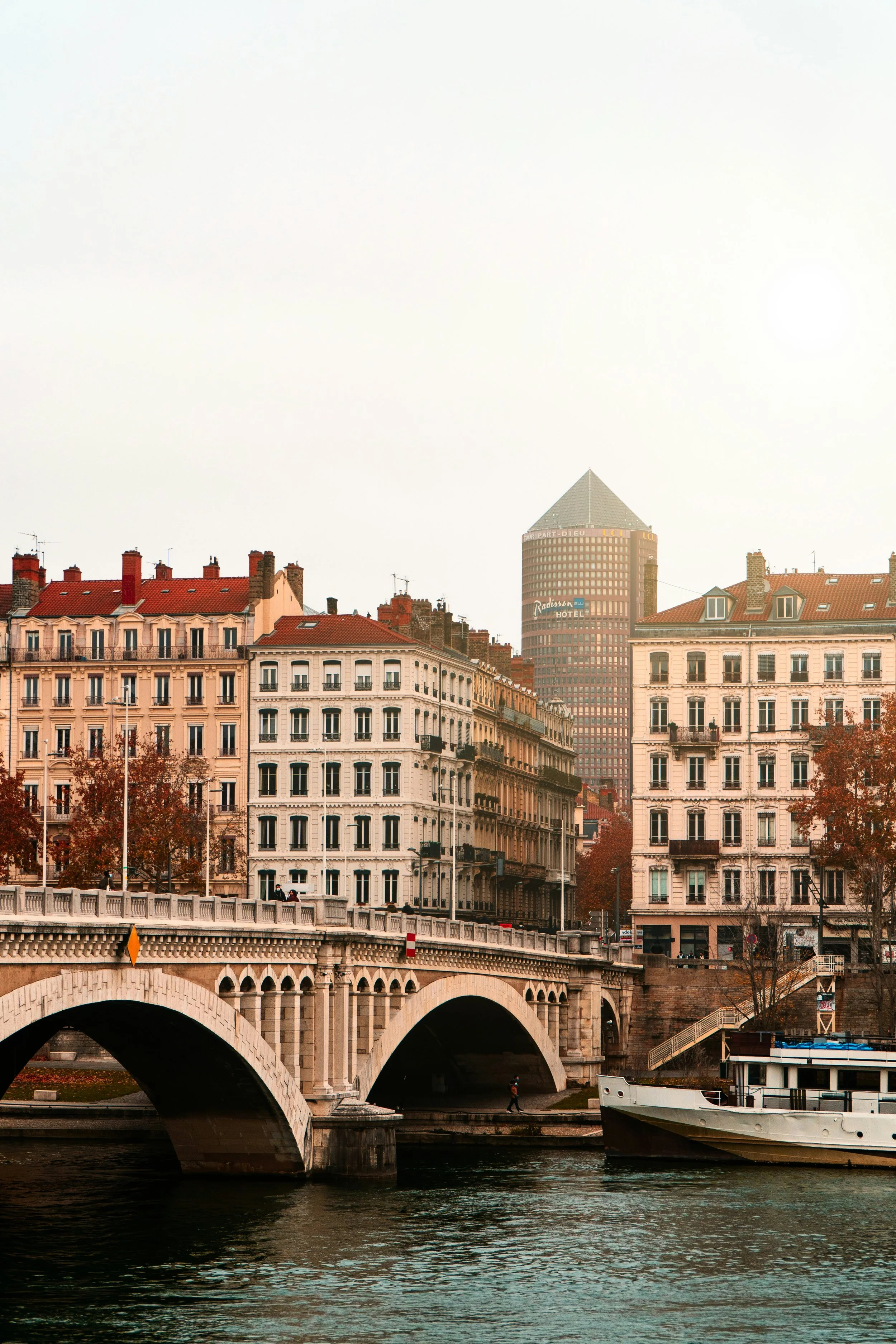 Achat immobilier à Lyon : pourquoi consulter un architecte d'intérieur avant de signer ?