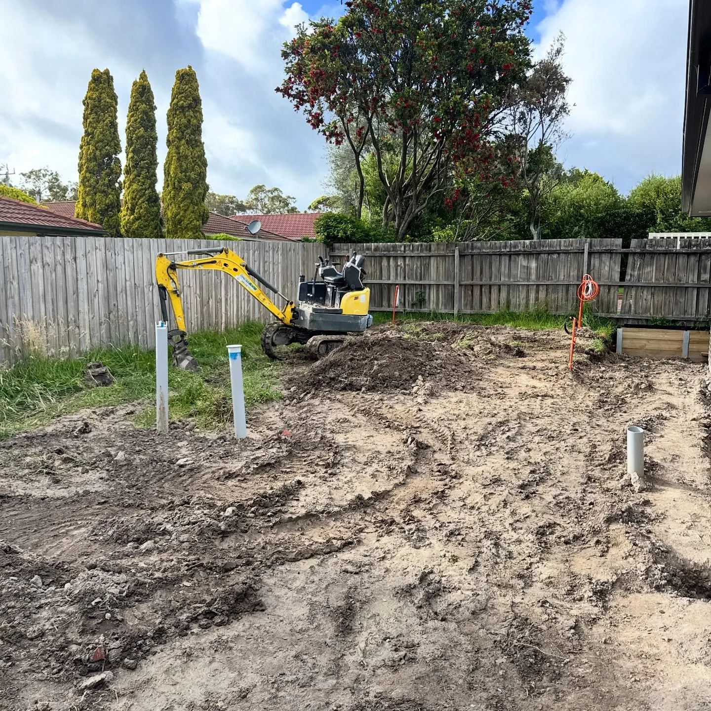Watch our new build project in Langwarrin come to life 👀🏡

From bare ground to a clean, finished outdoor space, this one was all about sharp lines, quality finishes, and getting the details right.

Swipe through to see the full transformation 👉
St