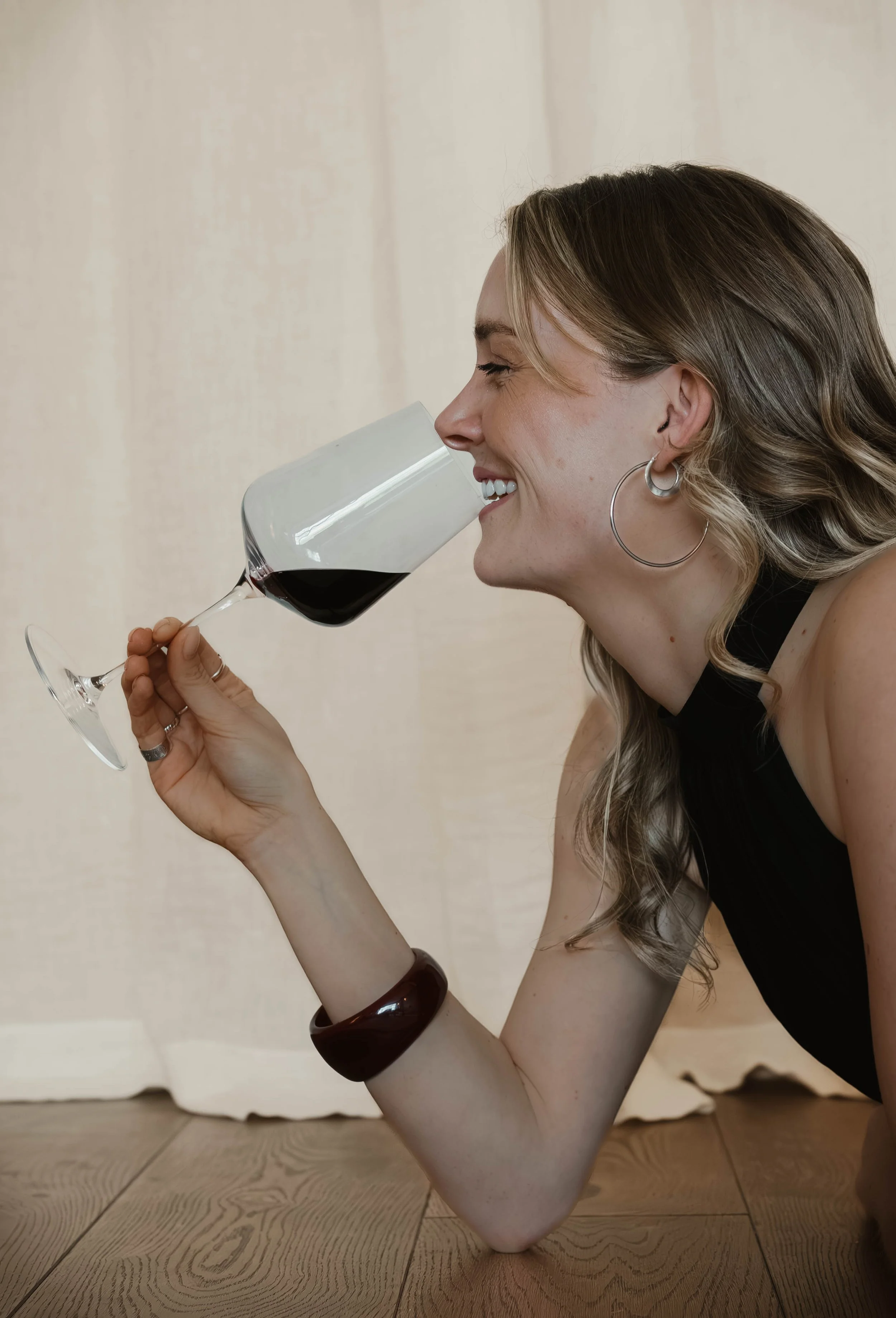 Lachende dame met wijnglas; waar Wijnclub Parea voor staat