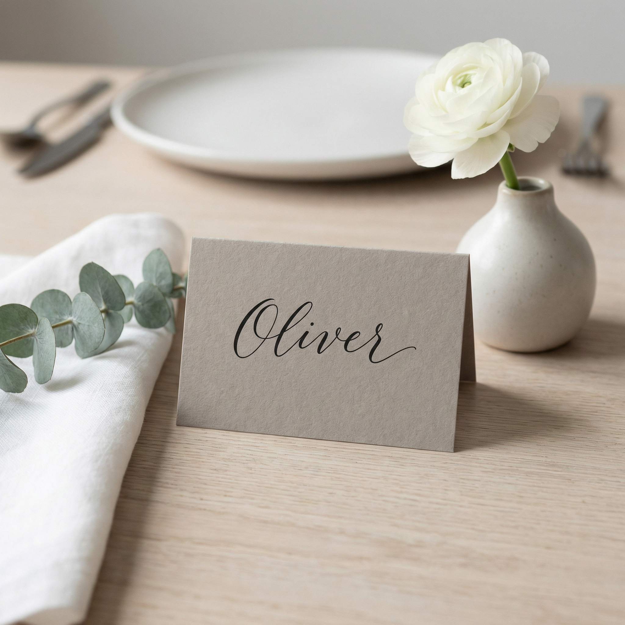 007_A_place_card_displays_the_name_Oliver_in_lR73mkua.png