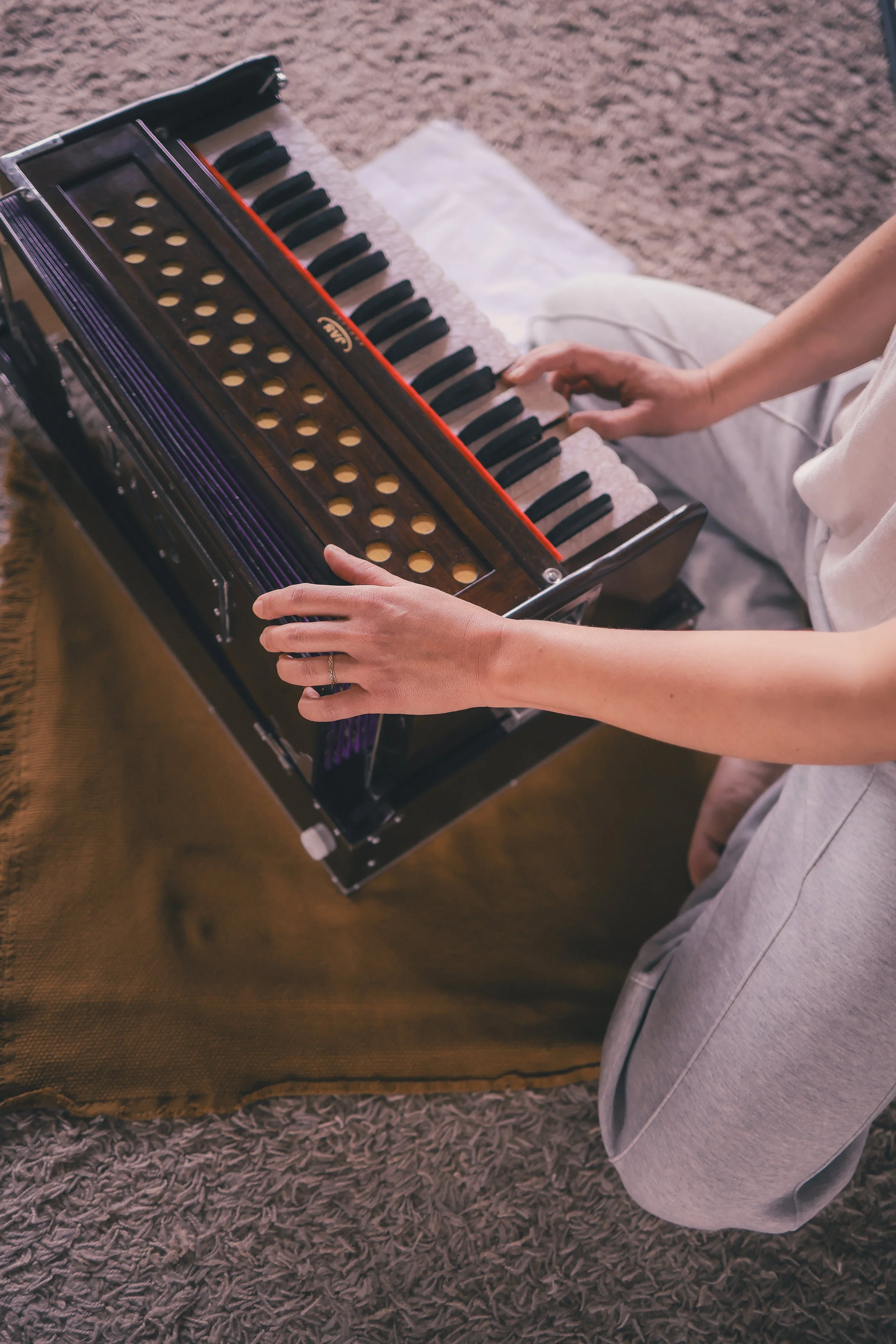 Person jouant du piano à la maison, vue de dessus montrant les mains sur le clavier.