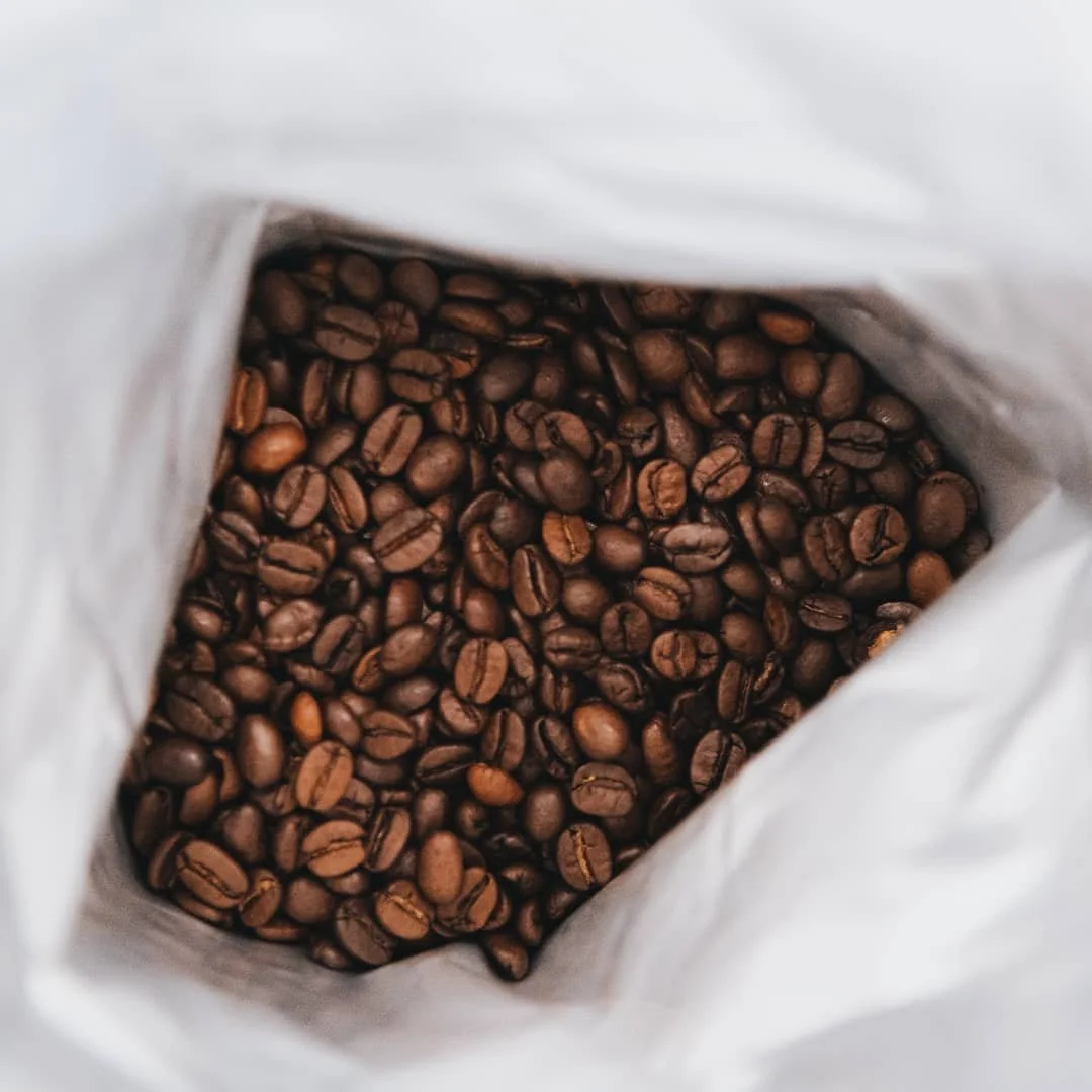 Kaffeebohnen in einer weißen Tüte