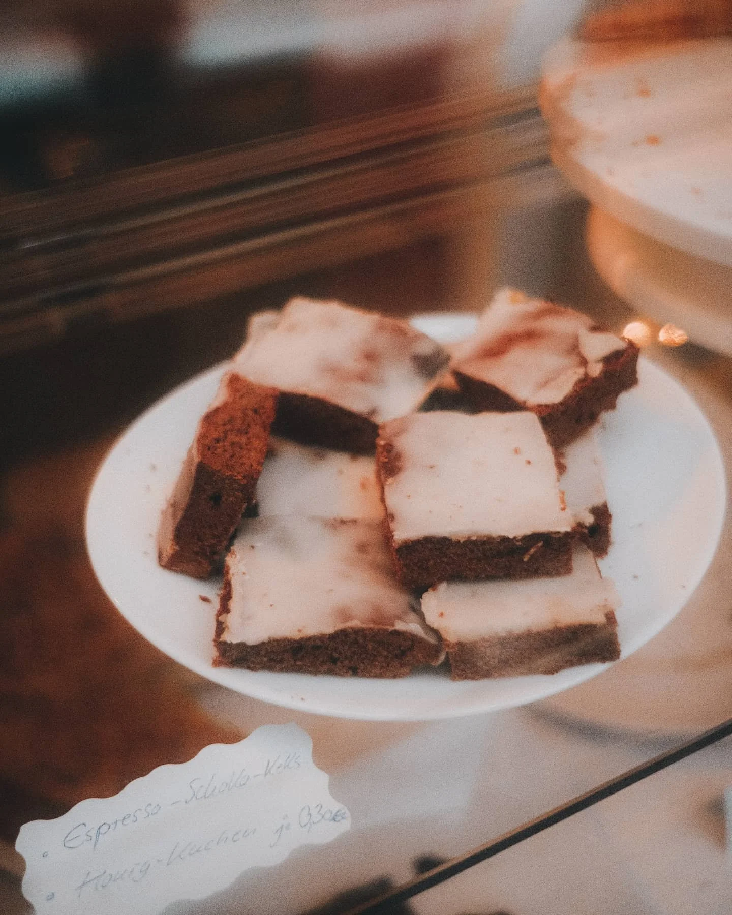 Kuchenstücke auf einem weißen Teller.