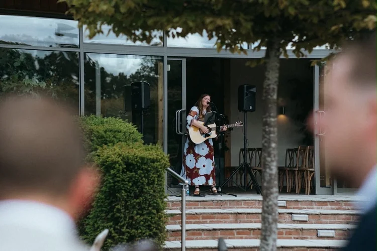 Laura Hart acoustic singer and guitarist — photo 4