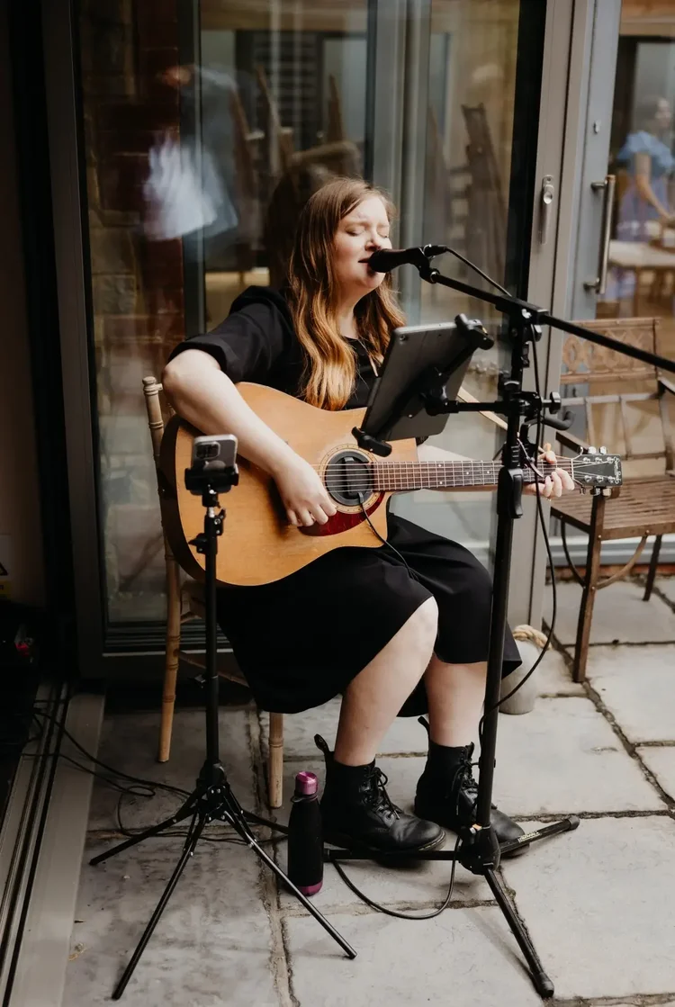 Laura Hart acoustic singer and guitarist — photo 3